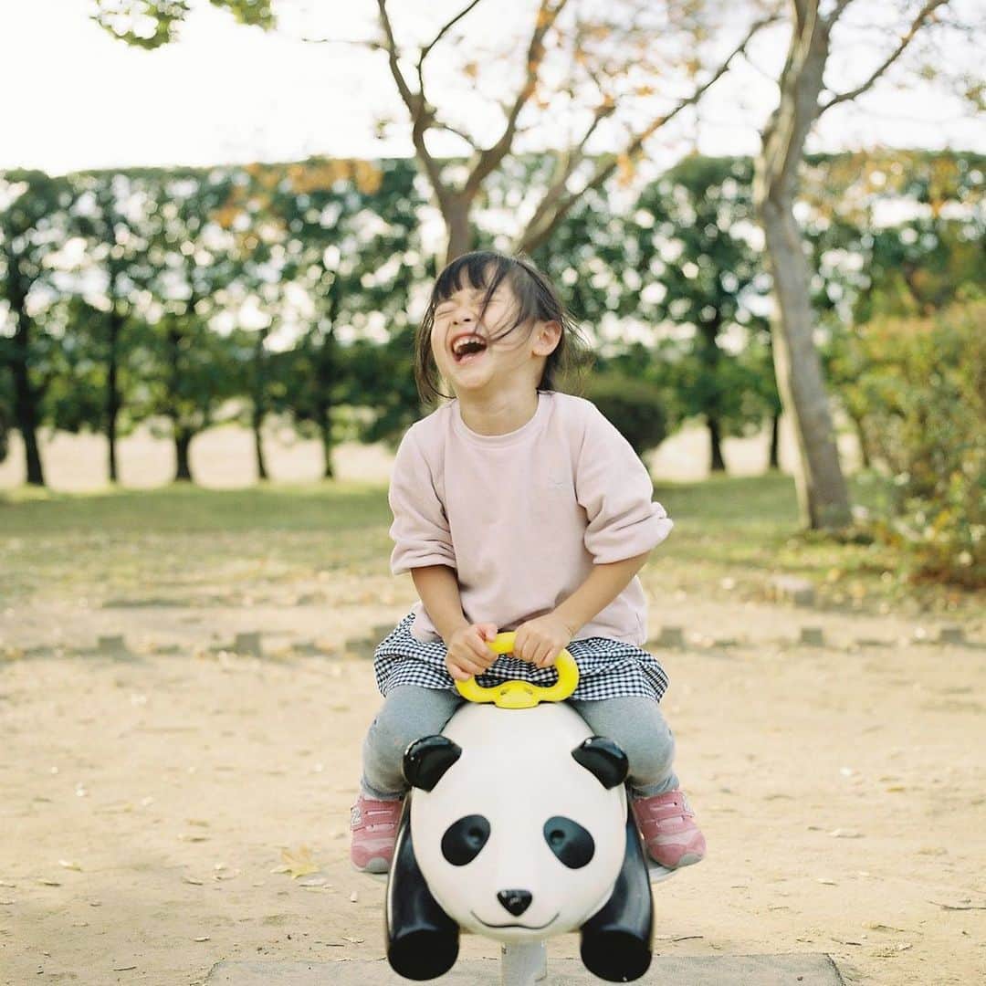 のインスタグラム：「小学校初登校の次女、さっそく上履きのまま学校から帰ってきてしまう。 ・  #hasselblad #film #filmphoto #filmphotography #filmcamera #instagramjapan #instagram #ハッセルブラッド#shotonfilm #kodak #kodakportra400 #kodakfilm #lifewithkodak #kodakprofessional #madewithkodak  #inspiredwithhasselblad」