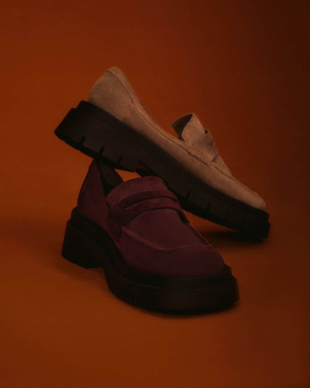 Santa Lollaのインスタグラム：「O mocassim de sola tratorada é modelo must-have para deixar o look básico com mais personalidade. Qual o seu preferido, Areia ou New wine? [ R$ 389,90 cada ] #santalolla #santalollainv23 #mocassim #suede」