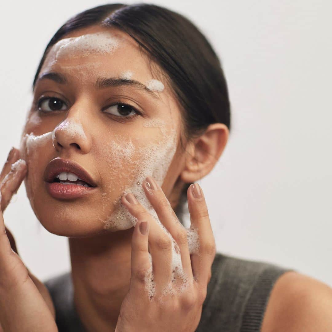 ケネスコールのインスタグラム：「Our CBD facial cleanser has soothing properties that leave your skin feeling refreshed and relaxed, so you can take on the day with a clear mind and a clear complexion.   Click the link in our bio to shop.   #KennethCole #CBDSkincare」