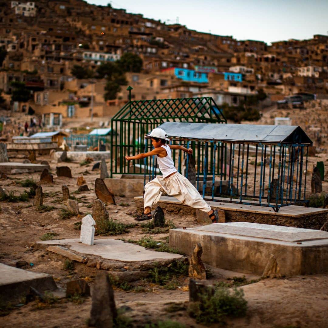 のインスタグラム：「Photo by @michaelchristopherbrown | A boy runs through the Karte Sakhi cemetery in Kabul, Afghanistan, 2009. The many cemeteries around Kabul often become gathering places for families and small businesses that serve them—especially on weekends. Besides paying their respects to loved ones, people use these cemeteries as places to hang out in a city where parks are sparse and the population is expanding.」