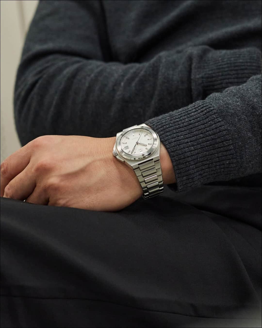 IWCさんのインスタグラム写真 - (IWCInstagram)「Unmatched comfort, unrivaled style. The #IWCIngenieur (Ref. IW328902) features the newly developed centre-link horns, combined with the slightly curved casing ring, ensuring perfect ergonomics and an unusually high degree of comfort, for every wrist.  🔗Link in Bio」4月10日 22時01分 - iwcwatches