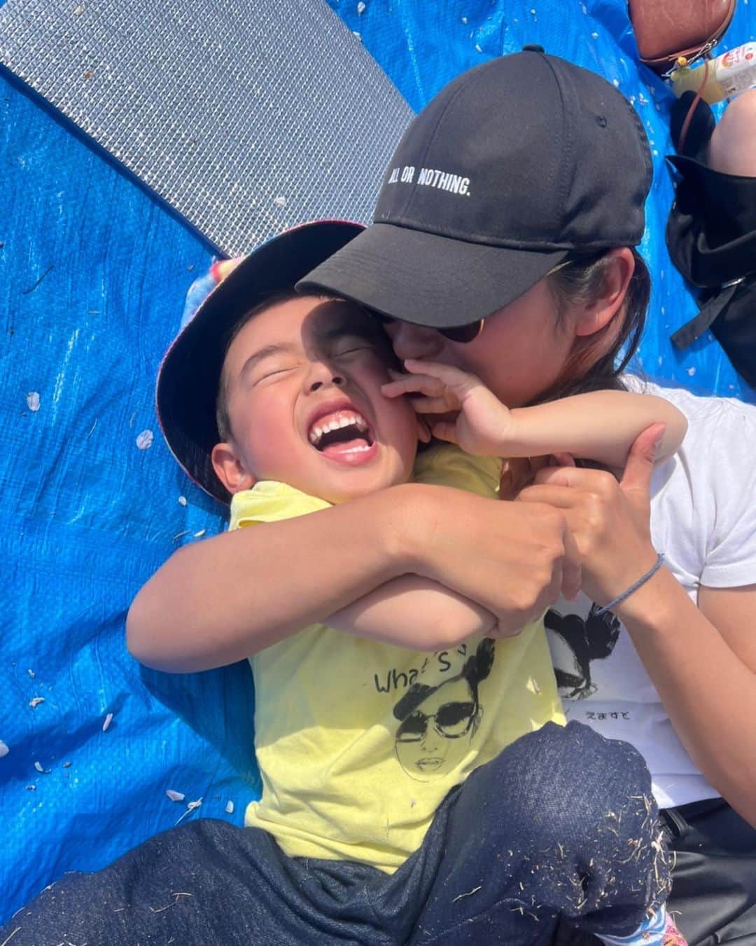 エマ中岡優姫のインスタグラム：「明日から出張なんだけど サニ坊が 「ママ出張行かないで〜🥺」 って言うんだけど ママも離れ離れ寂しいんだよ〜😢 って話してて 👦「吸盤がくっついてママから離れられなくなっちゃった〜🤭」とか 👦「お土産は〜ママがいいなー💕） って言われてトキメキまくり💓 あぁ、かわいすぎっ🥺❤️ #サニ坊とエママの日常  #男の子ママ  #ママ出張に行く  #エマスト  #エマt  #emmust  #お揃いコーデ」