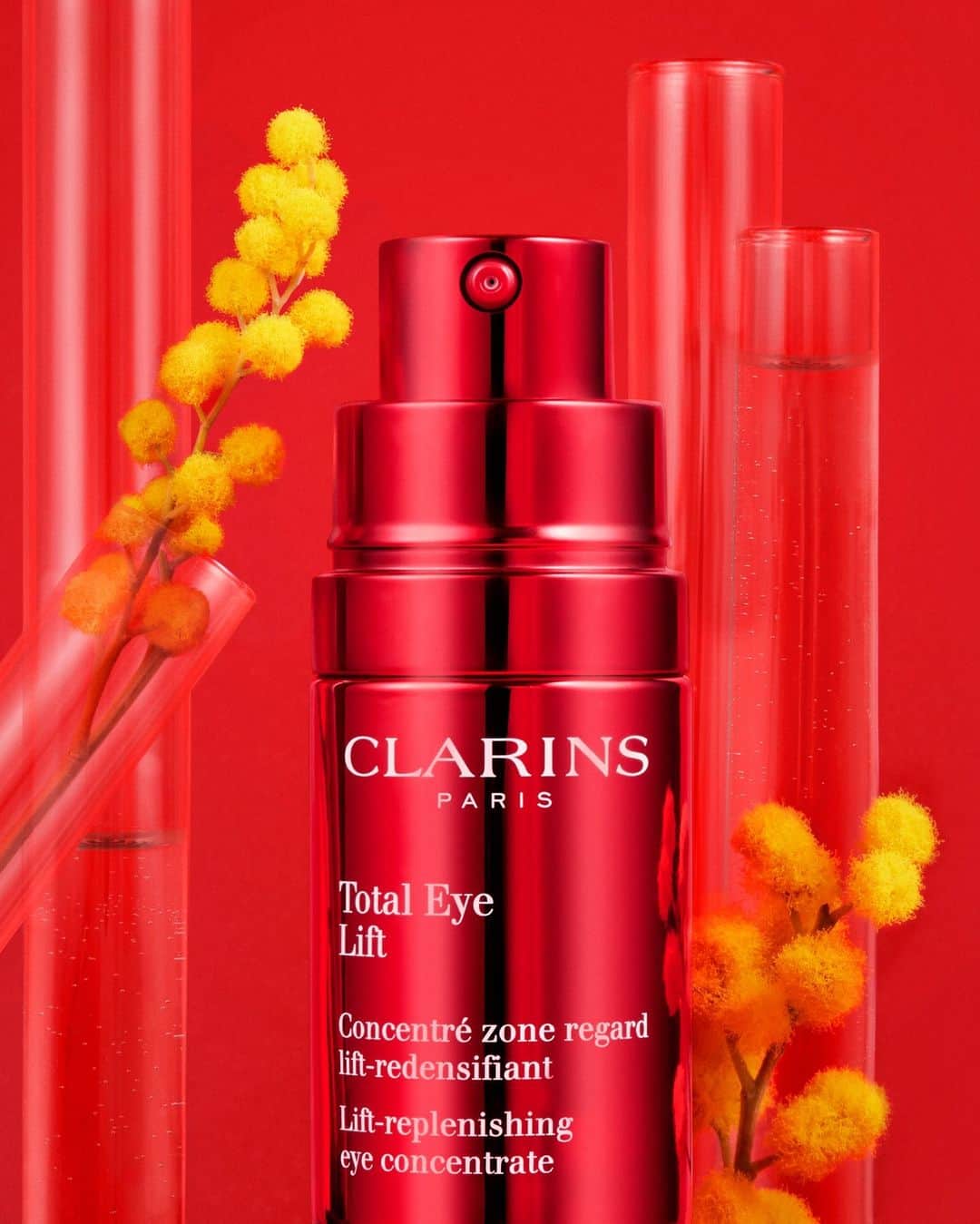 Clarins Españaのインスタグラム：「Descubre o redescubre Total Eye Lift y su eficacia para tensar visiblemente, redensificar y abrir la mirada. 🌿❤  #Clarins」