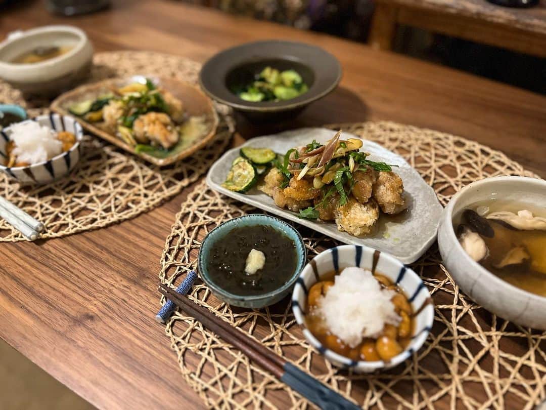 YU-U（工藤由布）のインスタグラム：「u女将の和食屋さん🧑🏻‍🍳#uごはんたち 酸っぱいの好きだから前にいただいた岩手の酢の素が大活躍していて🤝🏻 鶏から南蛮風🐓最高💮 あやちゃんと買った山椒多めの七味も浅漬けに混ぜ混ぜして美味であーる🌀」