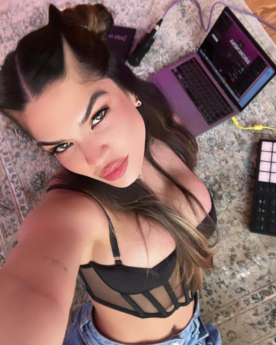 Alessandra Sironiのインスタグラム：「eres el crush de tu crush pero no te lo dice, ve tus historias 24/7 pero a dar like se remite, abrio’un insta fake solo pa’ta pendiente d’ti, te dice TQ en la kma y después no lo admite 𓆩ꨄ︎𓆪  #KANYENKIM #sironinena #newmusic #spotifyartist #behindthesong #musicalatina」