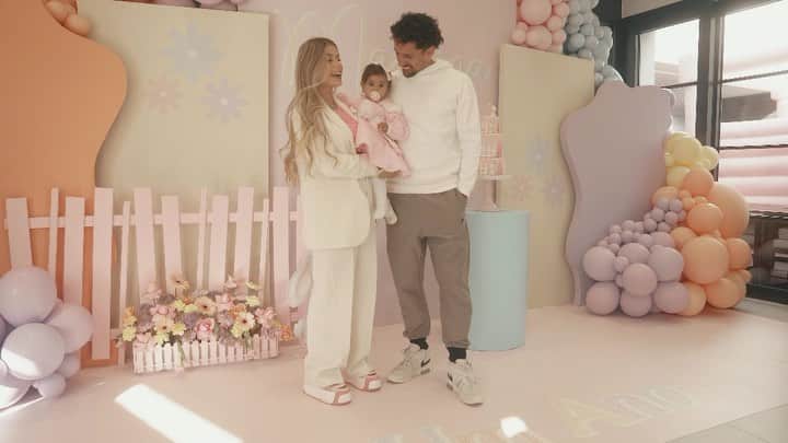 キャロル・カブリーノのインスタグラム：「1 aninho da Martina! Dia especial com amigos e familiares 🤍   🎥 @nkgfilmes @samuelrose」