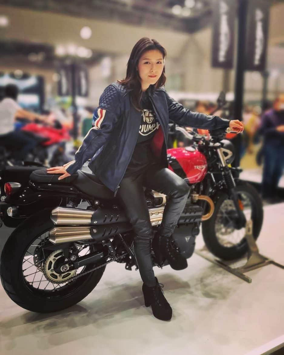 采女華のインスタグラム：「第50回 東京モーターサイクルショー トライアンフブースにて🏍  #東京モーターサイクルショー #triumph #triumphmotorcycles #motorcycle #japan #thelitas」