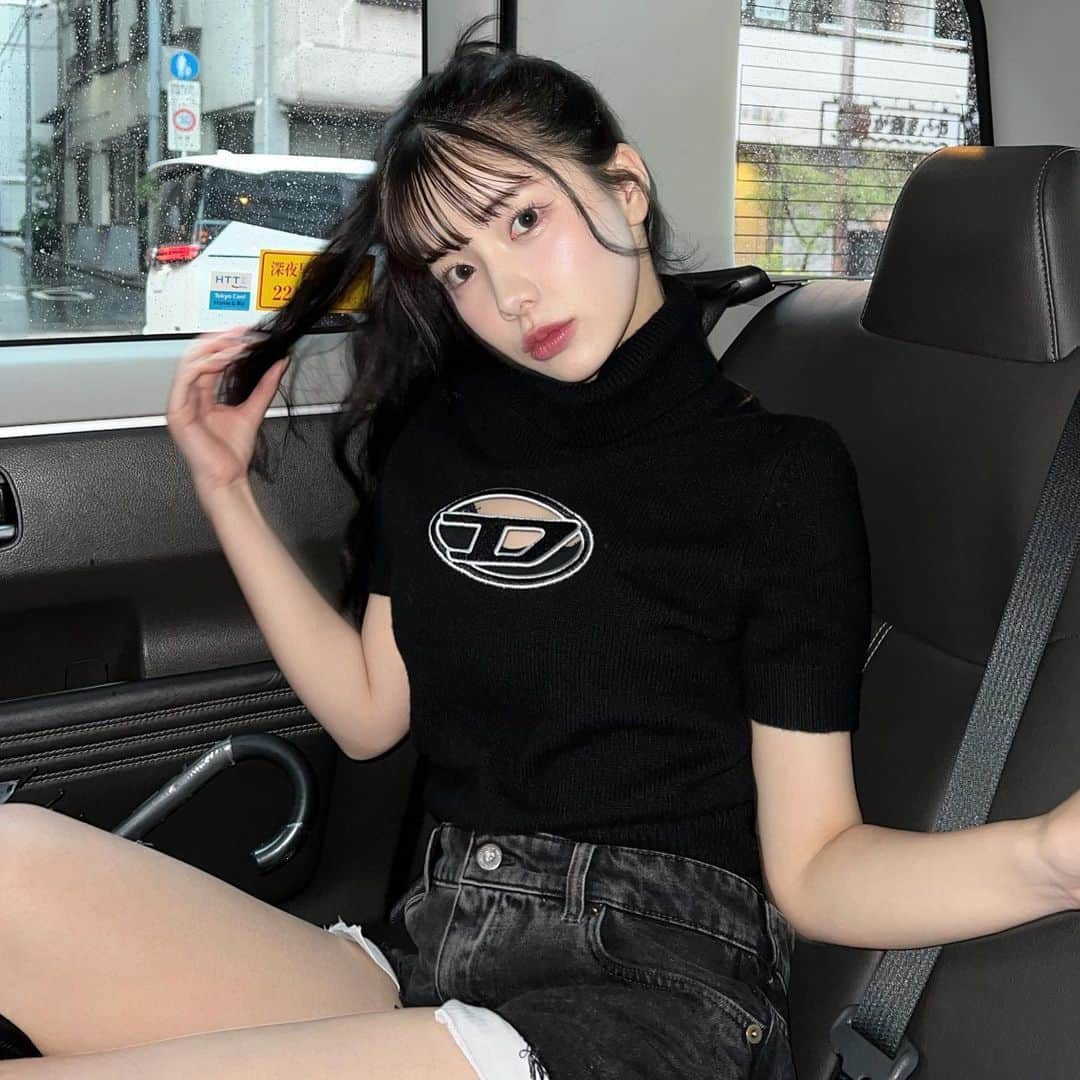 えみ姉のインスタグラム：「ㅤ ぶるぴんLIVE参戦の日♡♡ いつもより強め跳ね上げラインのメイクしたら盛れた✌🏻♡ ㅤ 最近はチーク濃いめが好き〜💍 ㅤㅤ #diesel #ディーゼル #miumiu #blackpink」