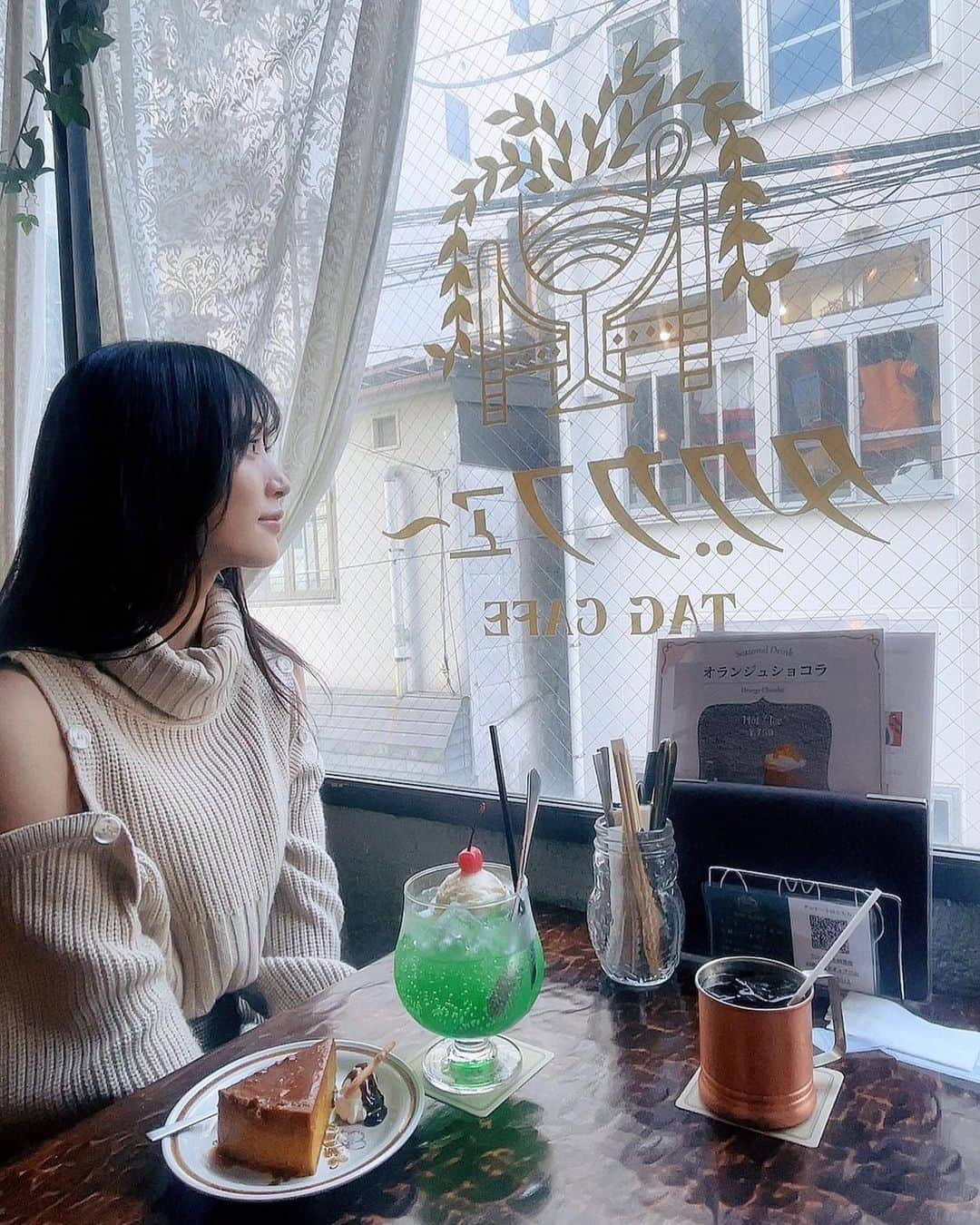 根岸愛のインスタグラム：「🍰✨🍰 . とある日の映え活デート👭 映えに疎い私も ポートレートで 頑張って撮ってます📸 メロンソーダ大好き🥺🍈💕 かぼちゃプリンおいしかた🫶 #タグカフェ #タグカフェ下北沢  #クリームソーダ #メロンソーダ #cafe #melonsoda #creamsoda」