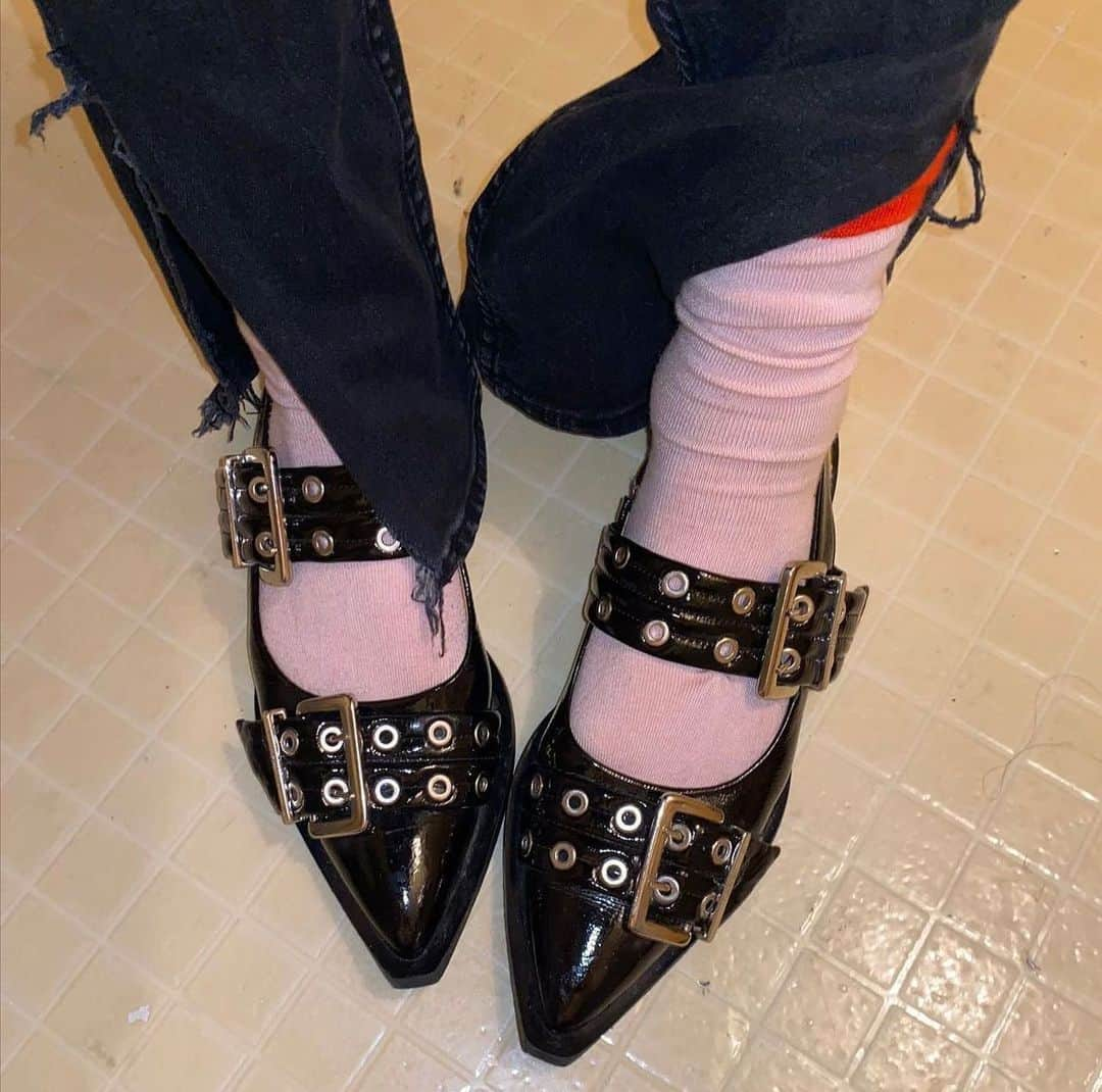 ガンニさんのインスタグラム写真 - (ガンニInstagram)「On pointe 🩰 @sovradosaggio in our wide-welt buckle ballerina flats #GANNIGirls」4月10日 22時11分 - ganni