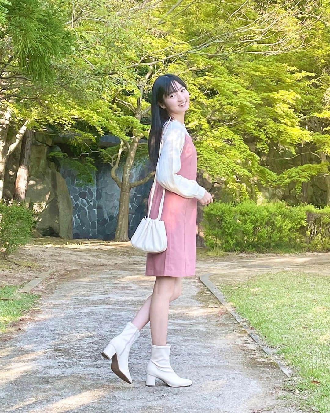 山本紗衣さんのインスタグラム写真 - (山本紗衣Instagram)「＊ 公園に行ったら緑が鮮やかになっていました🌲 明るい色の服が着たくなる季節です🌷 ・ ・ ・ #公園 #散歩 #自然 #ワンピース #春コーデ #ootd #teenmodel #ストレートヘア #高校1年生 #fjc #山本紗衣」4月10日 22時12分 - sai_ymmt