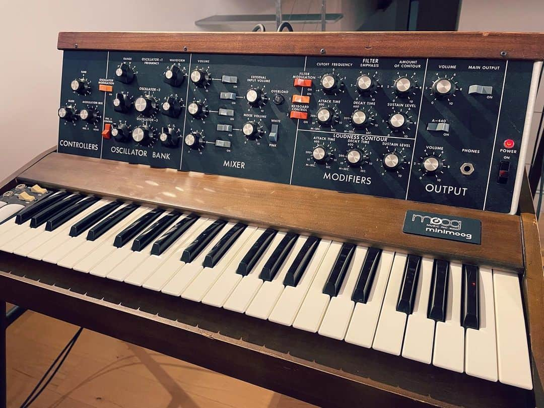 小瀬村晶さんのインスタグラム写真 - (小瀬村晶Instagram)「Minimoog Model D (1970, serial 4xxx) Very welcome🫅 King takes me an another place...🎼  #moog #moogsynthesizer #moogmusic #minimoog #minimoogmodeld #modeld #vintagesynth #vintagesynthesizer #akirakosemura」4月10日 22時23分 - akirakosemura