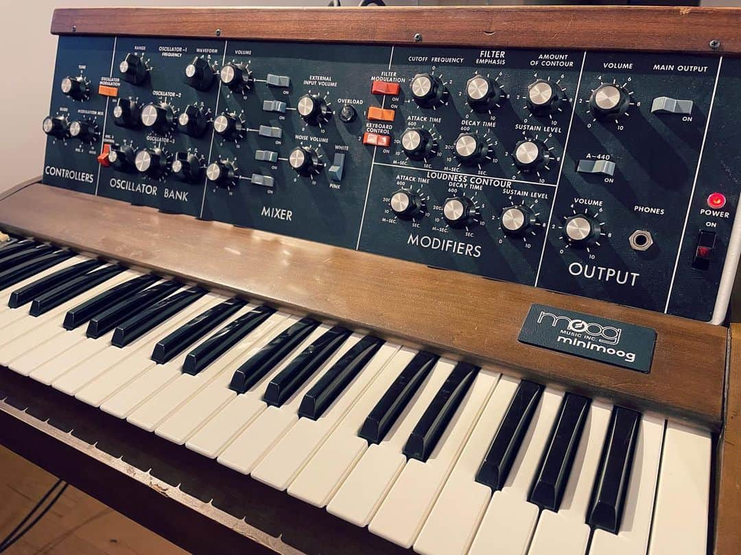 小瀬村晶さんのインスタグラム写真 - (小瀬村晶Instagram)「Minimoog Model D (1970, serial 4xxx) Very welcome🫅 King takes me an another place...🎼  #moog #moogsynthesizer #moogmusic #minimoog #minimoogmodeld #modeld #vintagesynth #vintagesynthesizer #akirakosemura」4月10日 22時23分 - akirakosemura