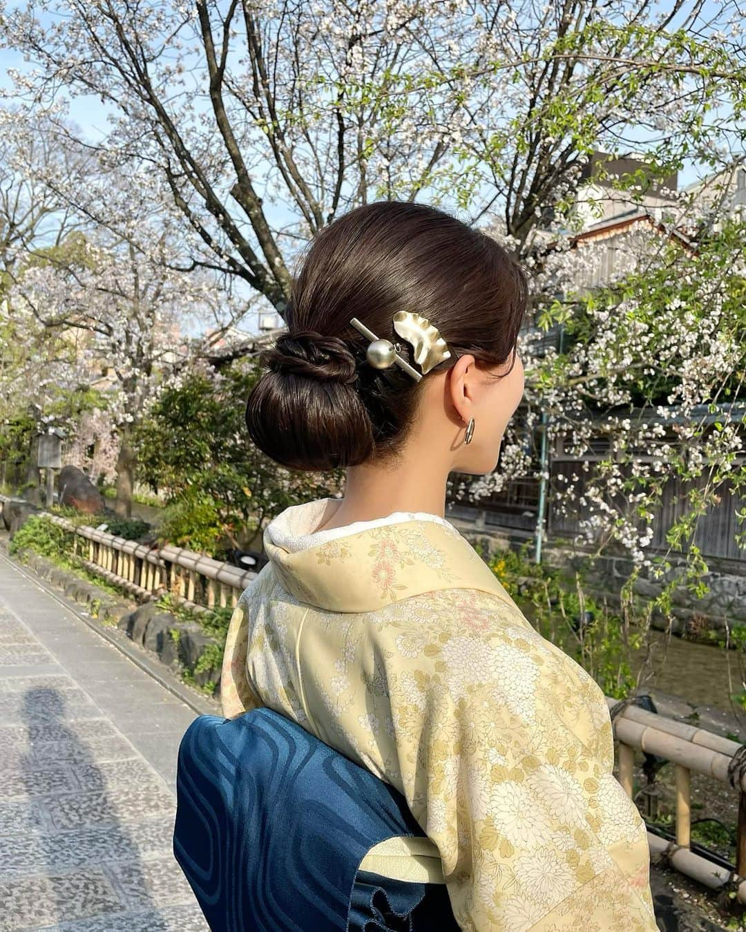 Manaさんのインスタグラム写真 - (ManaInstagram)「🌸🍡💕𝑲𝒀𝑶𝑻𝑶 𝒊𝒏 𝒔𝒑𝒓𝒊𝒏𝒈❤︎ 今年のお花見は京都でもすることができました✨ ⁡ Looking back on the memories of this spring in kyoto. I like the season when many flowers bloom. ⁡ ⁡ 4枚目〜8枚目は白龍園という、桜の名所です。 ⁡ 各回限定50名での特別公開で ゆっくり参観させていただきました☺️ ⁡ 日本庭園と桜の融合がとても美しくて✨ 葉桜も桜吹雪も素敵でした🌸🍃 お着物で行けて良かったです👘 ⁡ ⁡ 帰りに祇園へふらりと立ち寄って お気に入りの白川沿いでも 今回のお着物と一緒に記念撮影しました💕 ⁡ ⁡ ⁡ ⁡ ⁡ #京都の思い出 #そうだ京都行こう #白龍園 #鞍馬 #京都 #京都旅行#春コーデ #着物コーディネート #着物好き #着物 #きもの #和服 #着物ヘア #祇園 #祇園白川 #白川 #着物女子 #お花見 #桜 #京都の桜 #京都の風景 #桜の花 #桜の季節 #大人コーデ #大人女子 #kyotojapan #kimono #kimonostyle #kimonofashion #springinjapan」4月10日 22時22分 - mana.tcy