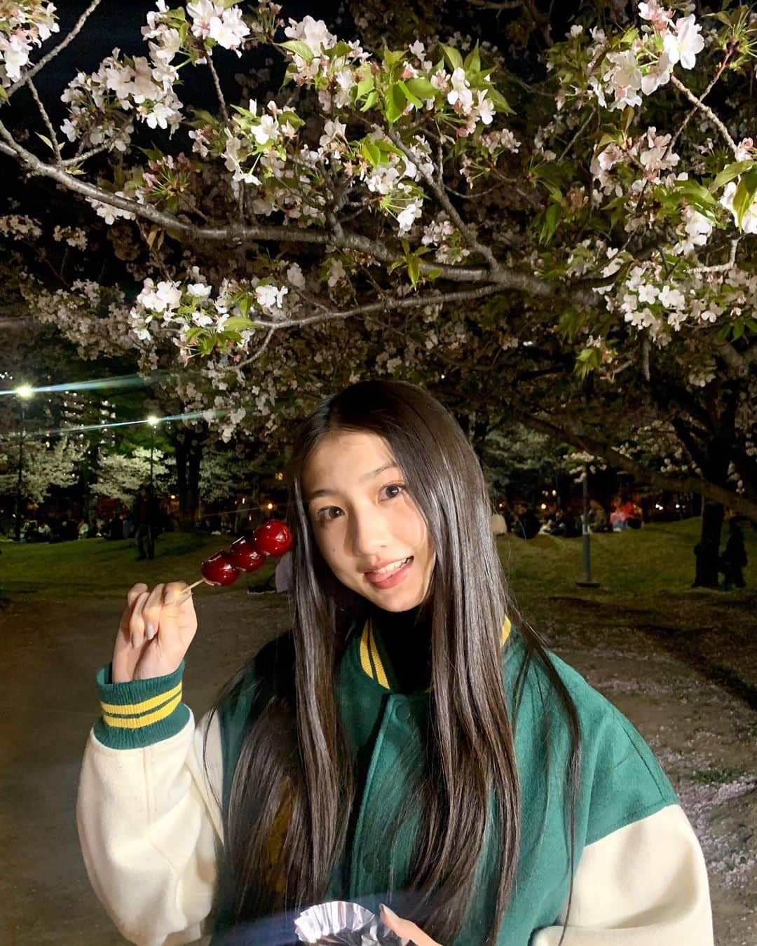 塩月希依音のインスタグラム：「フルーツあめ🍇  #ぶどうフルーツ#フルーツ飴#ぶどう飴#屋台#jk#ljk #05#05년생 #05line」