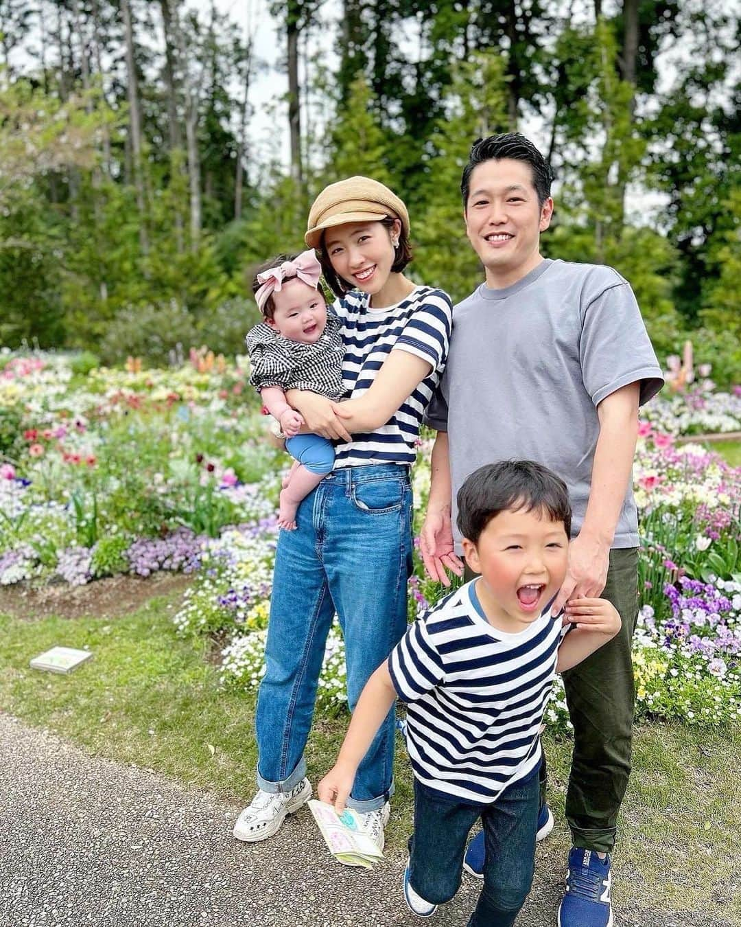 菅野広恵さんのインスタグラム写真 - (菅野広恵Instagram)「先日幼稚園のお友達3家族で 横浜ズーラシアの隣にある 里山ガーデンへ行ってきました🌼🌸🌼 ※春シーズンは5月7日まで ⁡ ピクニックが出来る広場もあり テントを立てて、みんなでご飯は 子供達も盛り上がるよね🤣🌸 しかも、お花畑も見ながら幸せ🌸🌼🌸 ⁡ ⁡ 我が家は無理しないも家族の仲良しのためなので パン屋さんでパンを買って🍞w ⁡ ⁡ びっくりしたのが 広がる花畑に 設備もしっかりしてるのに 入園料金無料‼️ ⁡ ⁡ ただ、駐車場は1000円だけど、 それでも行きたいと思う場所🙆‍♀️🫶 ⁡ ⁡ わんこ連れもokみたいで わんこの映え写真撮ってる方々も 結構多かったな🐶❤️ ⁡ ⁡ 入れるシーズンは春秋だけだけど ここは毎シーズン2回絶対行きたい場所に なりました🌼🌸🌼🌸 ⁡ ⁡ 次回は、隣のズーラシア軽く見てから 里山ガーデン行くのもよいな🐇🦁🦊 @satoyama.garden  ⁡ この日は、みんなで黒白コーデ🖤🤍 ママとひーくんだけお揃い^ ^  ⁡ #里山ガーデン  #映えスポット  #お花畑　 #子連れでお出かけ  #子連れスポット  #子連れイベント  #横浜観光　#花が好きな人と繋がりたい  #2児のママ  #2児ママ  #0歳児ママ　#0歳児育児  #5歳差育児  #アラフォーママ　#子連れでお出かけ　#親子リンクコーデ」4月10日 22時15分 - hiroesugano