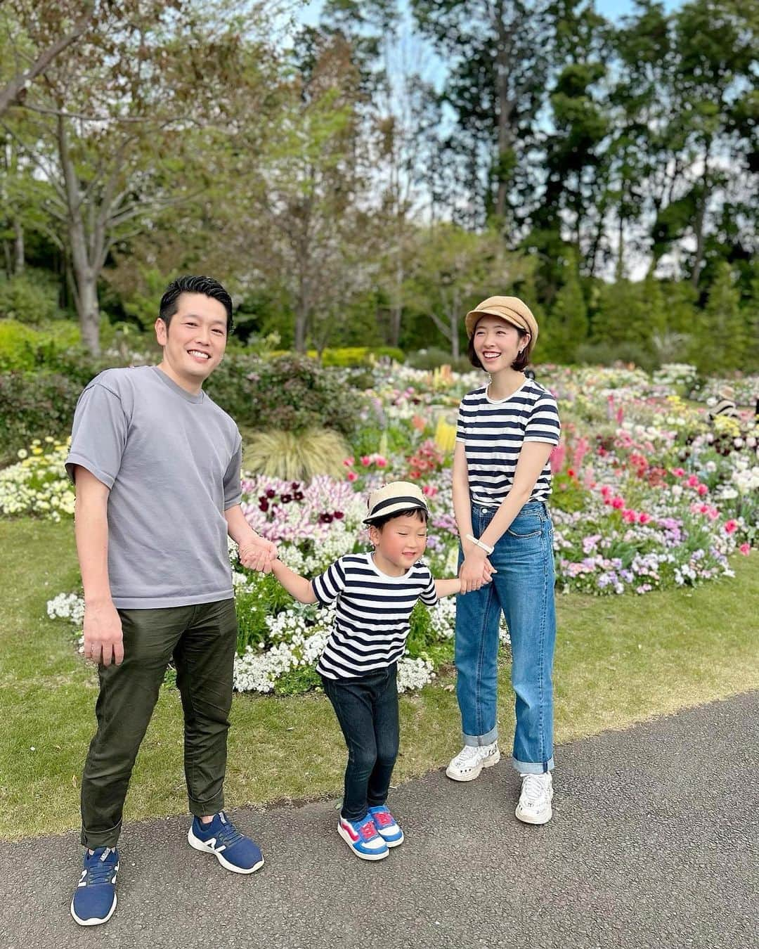 菅野広恵さんのインスタグラム写真 - (菅野広恵Instagram)「先日幼稚園のお友達3家族で 横浜ズーラシアの隣にある 里山ガーデンへ行ってきました🌼🌸🌼 ※春シーズンは5月7日まで ⁡ ピクニックが出来る広場もあり テントを立てて、みんなでご飯は 子供達も盛り上がるよね🤣🌸 しかも、お花畑も見ながら幸せ🌸🌼🌸 ⁡ ⁡ 我が家は無理しないも家族の仲良しのためなので パン屋さんでパンを買って🍞w ⁡ ⁡ びっくりしたのが 広がる花畑に 設備もしっかりしてるのに 入園料金無料‼️ ⁡ ⁡ ただ、駐車場は1000円だけど、 それでも行きたいと思う場所🙆‍♀️🫶 ⁡ ⁡ わんこ連れもokみたいで わんこの映え写真撮ってる方々も 結構多かったな🐶❤️ ⁡ ⁡ 入れるシーズンは春秋だけだけど ここは毎シーズン2回絶対行きたい場所に なりました🌼🌸🌼🌸 ⁡ ⁡ 次回は、隣のズーラシア軽く見てから 里山ガーデン行くのもよいな🐇🦁🦊 @satoyama.garden  ⁡ この日は、みんなで黒白コーデ🖤🤍 ママとひーくんだけお揃い^ ^  ⁡ #里山ガーデン  #映えスポット  #お花畑　 #子連れでお出かけ  #子連れスポット  #子連れイベント  #横浜観光　#花が好きな人と繋がりたい  #2児のママ  #2児ママ  #0歳児ママ　#0歳児育児  #5歳差育児  #アラフォーママ　#子連れでお出かけ　#親子リンクコーデ」4月10日 22時15分 - hiroesugano