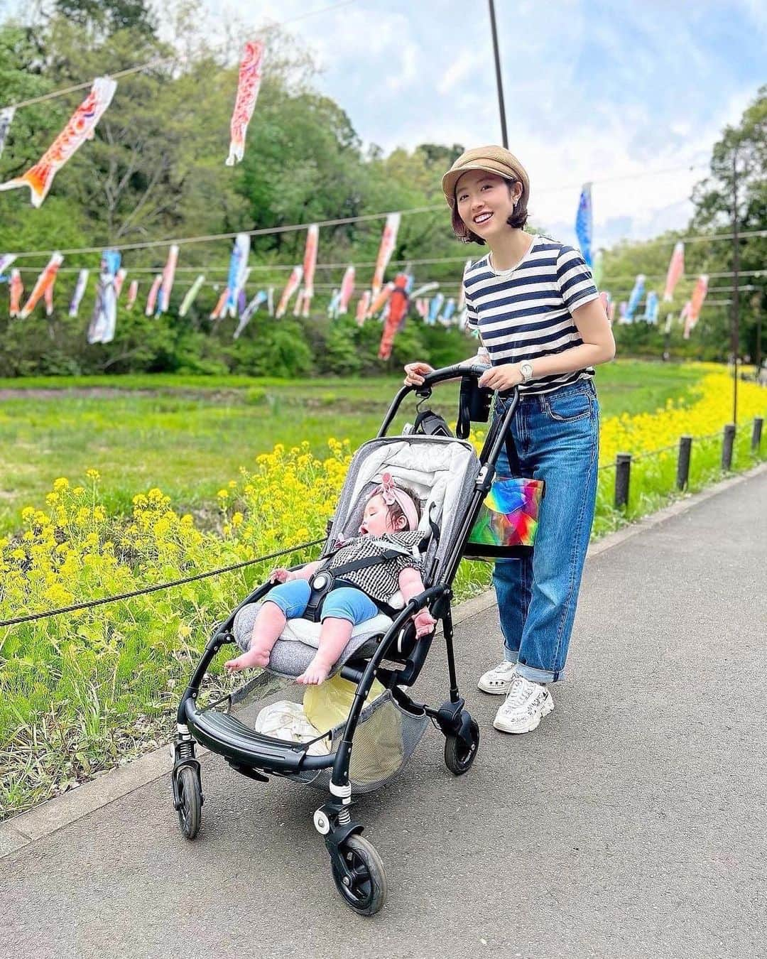 菅野広恵さんのインスタグラム写真 - (菅野広恵Instagram)「先日幼稚園のお友達3家族で 横浜ズーラシアの隣にある 里山ガーデンへ行ってきました🌼🌸🌼 ※春シーズンは5月7日まで ⁡ ピクニックが出来る広場もあり テントを立てて、みんなでご飯は 子供達も盛り上がるよね🤣🌸 しかも、お花畑も見ながら幸せ🌸🌼🌸 ⁡ ⁡ 我が家は無理しないも家族の仲良しのためなので パン屋さんでパンを買って🍞w ⁡ ⁡ びっくりしたのが 広がる花畑に 設備もしっかりしてるのに 入園料金無料‼️ ⁡ ⁡ ただ、駐車場は1000円だけど、 それでも行きたいと思う場所🙆‍♀️🫶 ⁡ ⁡ わんこ連れもokみたいで わんこの映え写真撮ってる方々も 結構多かったな🐶❤️ ⁡ ⁡ 入れるシーズンは春秋だけだけど ここは毎シーズン2回絶対行きたい場所に なりました🌼🌸🌼🌸 ⁡ ⁡ 次回は、隣のズーラシア軽く見てから 里山ガーデン行くのもよいな🐇🦁🦊 @satoyama.garden  ⁡ この日は、みんなで黒白コーデ🖤🤍 ママとひーくんだけお揃い^ ^  ⁡ #里山ガーデン  #映えスポット  #お花畑　 #子連れでお出かけ  #子連れスポット  #子連れイベント  #横浜観光　#花が好きな人と繋がりたい  #2児のママ  #2児ママ  #0歳児ママ　#0歳児育児  #5歳差育児  #アラフォーママ　#子連れでお出かけ　#親子リンクコーデ」4月10日 22時15分 - hiroesugano