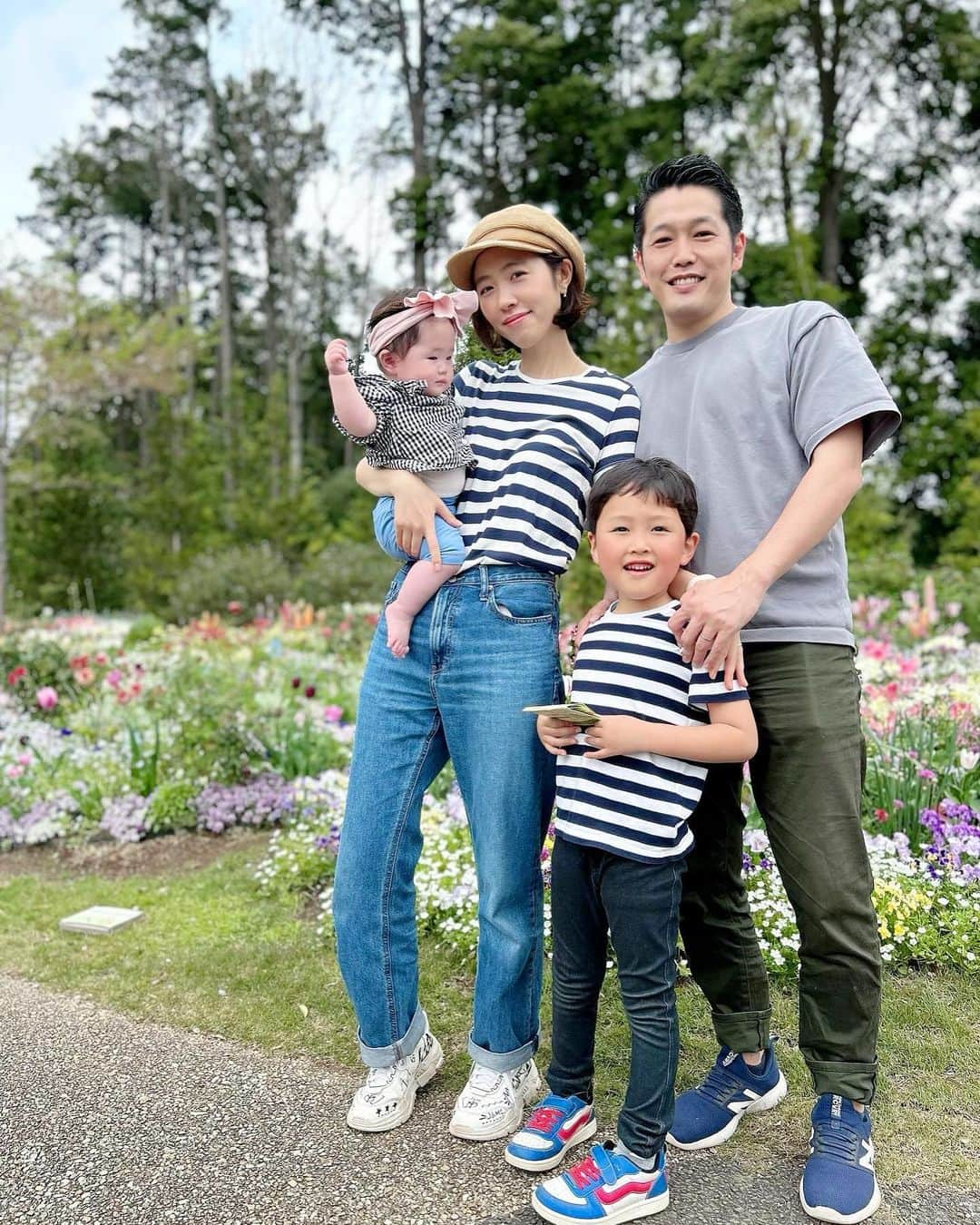 菅野広恵さんのインスタグラム写真 - (菅野広恵Instagram)「先日幼稚園のお友達3家族で 横浜ズーラシアの隣にある 里山ガーデンへ行ってきました🌼🌸🌼 ※春シーズンは5月7日まで ⁡ ピクニックが出来る広場もあり テントを立てて、みんなでご飯は 子供達も盛り上がるよね🤣🌸 しかも、お花畑も見ながら幸せ🌸🌼🌸 ⁡ ⁡ 我が家は無理しないも家族の仲良しのためなので パン屋さんでパンを買って🍞w ⁡ ⁡ びっくりしたのが 広がる花畑に 設備もしっかりしてるのに 入園料金無料‼️ ⁡ ⁡ ただ、駐車場は1000円だけど、 それでも行きたいと思う場所🙆‍♀️🫶 ⁡ ⁡ わんこ連れもokみたいで わんこの映え写真撮ってる方々も 結構多かったな🐶❤️ ⁡ ⁡ 入れるシーズンは春秋だけだけど ここは毎シーズン2回絶対行きたい場所に なりました🌼🌸🌼🌸 ⁡ ⁡ 次回は、隣のズーラシア軽く見てから 里山ガーデン行くのもよいな🐇🦁🦊 @satoyama.garden  ⁡ この日は、みんなで黒白コーデ🖤🤍 ママとひーくんだけお揃い^ ^  ⁡ #里山ガーデン  #映えスポット  #お花畑　 #子連れでお出かけ  #子連れスポット  #子連れイベント  #横浜観光　#花が好きな人と繋がりたい  #2児のママ  #2児ママ  #0歳児ママ　#0歳児育児  #5歳差育児  #アラフォーママ　#子連れでお出かけ　#親子リンクコーデ」4月10日 22時15分 - hiroesugano