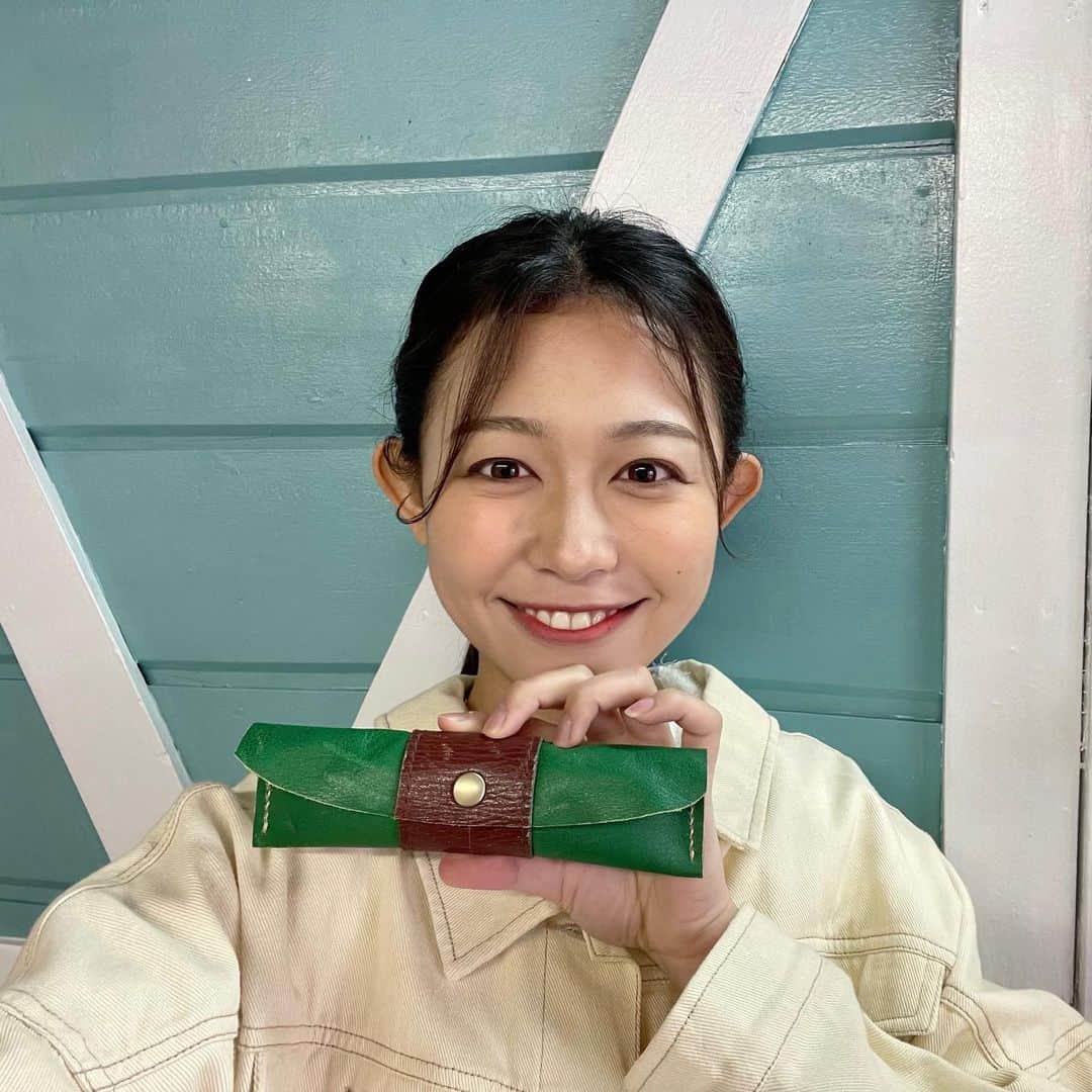 フジテレビアナウンサーのインスタグラム：「. 思い切ってリメイク！👜  皆さんは使わなくなったバッグや古くなったバッグをどうしていますか？ 「ここはボロボロだけど、この部分はお気に入りなんだよなぁ」なんてことありますよね🤔  そこで！思い切ってペンケースにリメイク！ 革小物作りはとっても集中できて素敵な時間になりました✨ みなさんもぜひ挑戦してみてください！  #サステナWAVE #楽しくアクションSDGs #ペンケース #フジテレビアナウンサー #松﨑涼佳」
