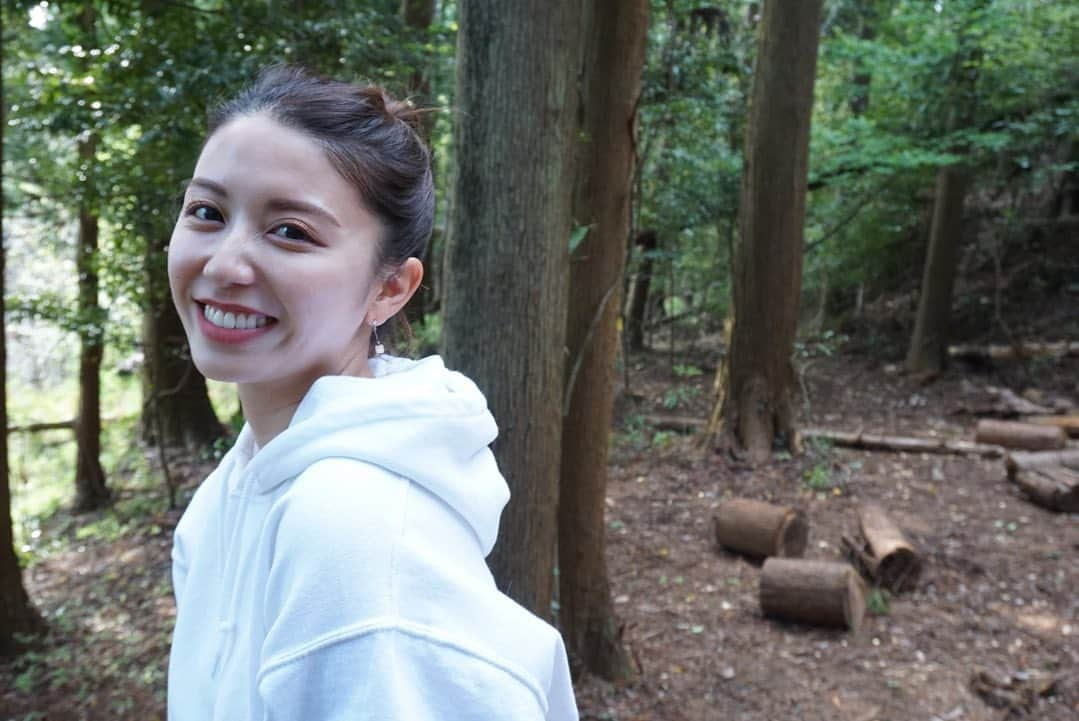 西村まどかさんのインスタグラム写真 - (西村まどかInstagram)「緑の香りが一番すき🌳 自然の中に還ると、深呼吸が気持ち良くて、木や葉っぱの色付き方ひとつでも感動できたり、小さな幸せがたくさんみつかる🌷身も心も忙しすぎる現代人にこそおすすめしていきたい、、！  #a6000」4月10日 22時18分 - madoka_nsmr