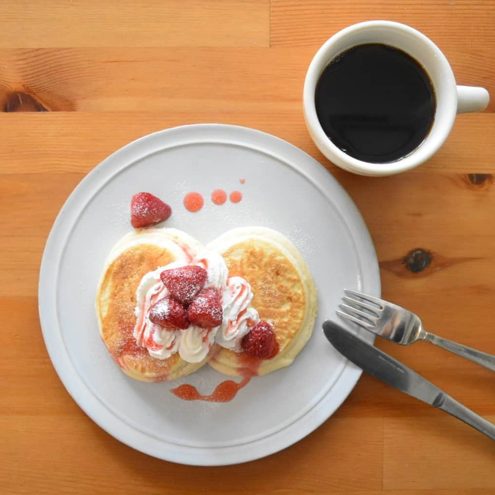 山崎佳のインスタグラム：「Today’s breakfast. 子どもがパンケーキに自分でトッピングして朝ごはんにするのがブームになっているので、スーパーで色々パンケーキ買ってみてます。」