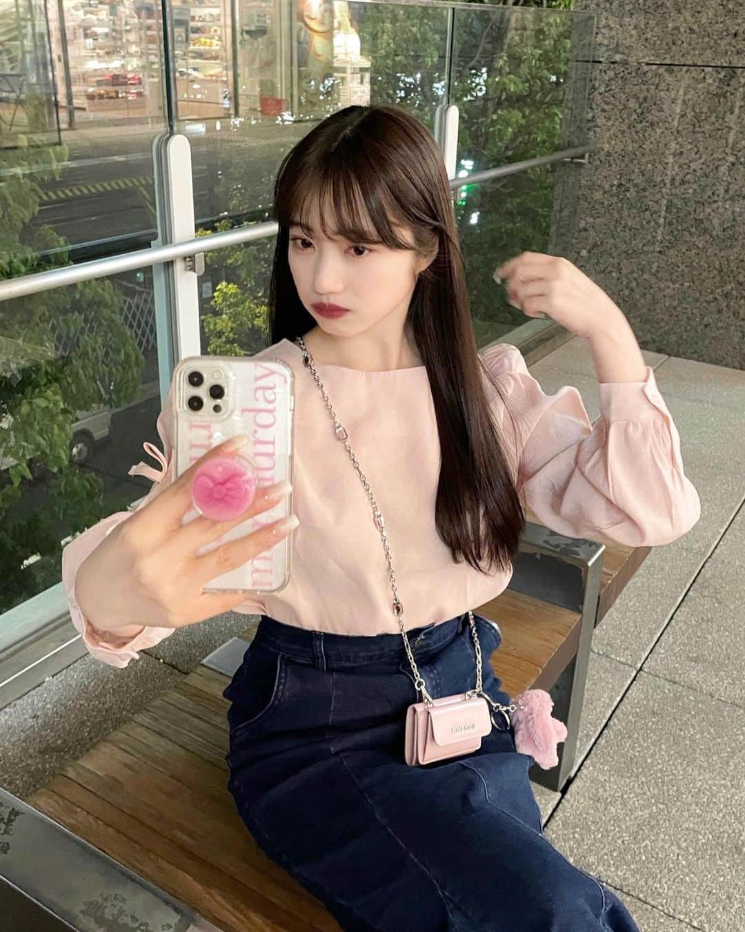 のインスタグラム：「pink mood🩷🎀  夜は少し肌寒かったけど ブラウス1枚でお出かけできた🌷  可愛いピンクの小物たち🐇🎀 タグ付け見てください🏷️  お靴とスカートのデニム合わせもかわちい。」