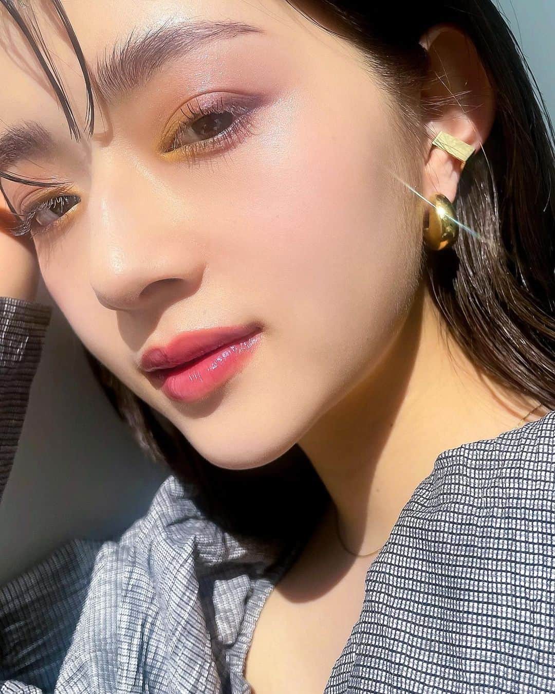 谷口翠彩のインスタグラム：「𝚗𝚎𝚠 𝚜𝚎𝚊𝚜𝚘𝚗 𝚒𝚜 𝚌𝚘𝚖𝚒𝚗𝚐 .⋰✾   🫧🌼 𝐒𝐔𝐍𝐅𝐋𝐎𝐖𝐄𝐑 🌼🫧  光瞬く 春の訪れ。  Spring 🌸 purple🌙 yellow  ⚫︎eye： @suqqucircle  シグニチャー カラー アイズ  123 照日葵 -SHOUJITSUKI  ⚫︎eyeliner： @suqqu_official  ニュアンスアイライナー 106ダスティピンク  ⚫︎eyebrow mascara： @sopo_cosmetics   ⚫︎eyeline： @rmkofficial アディファイニングペンシル02  ⚫︎cheek： @rmkofficial ピュアコンプレクションブラッシュ 01 Blissful Burgundy   ⚫︎mascara： @wonjungyo_official_jp  シアーグレー  ⚫︎lip： @bidol_official つやぷるリップR07  . . .  #みどめいく#みどへあめいく#ピンクメイク #カラーライナー#新作コスメ#新作コスメ2023#春コスメ2023#SUQQU#suqquアイシャドウ#スック#rmk」