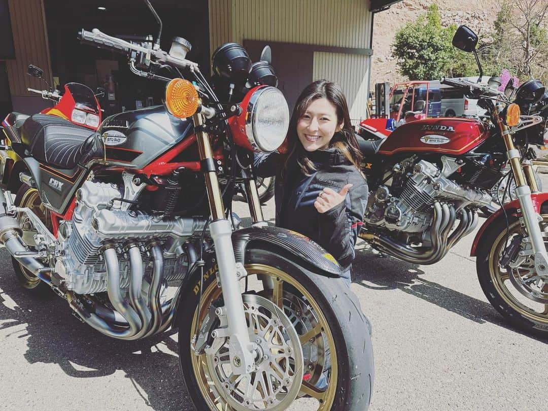 采女華のインスタグラム：「RIDE HIの撮影でBITO R&Dさまへ🏍  YouTubeチャンネルでの映像アップをお楽しみに。  #ridehi #bito #bitorandd #JB #絶版車 #CBX1000 #CB750 #VFR750R #W650 #honda #kawasaki #旧車 #Japan #thelitas #motorcycle」