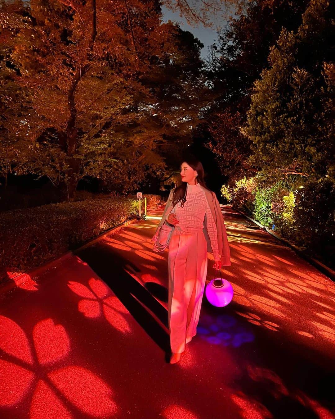 平山美春さんのインスタグラム写真 - (平山美春Instagram)「𝐈𝐥𝐥𝐮𝐦𝐢𝐧𝐚𝐭𝐞𝐝 𝐜𝐡𝐞𝐫𝐫𝐲 𝐛𝐥𝐨𝐬𝐬𝐨𝐦𝐬 𝐚𝐭 𝐧𝐢𝐠𝐡𝐭🌸 @naked_inc   新宿御苑で4月末までライトアップされた夜桜が見学できます🌸プロジェクションマッピングもふんだんに使われて、幻想的な世界にいる気分に…👏 ちょうちんは数に限りがあるので、早めに行って持って行くのがおすすめ！(タダで借りられます)」4月10日 22時29分 - miharuhirayama