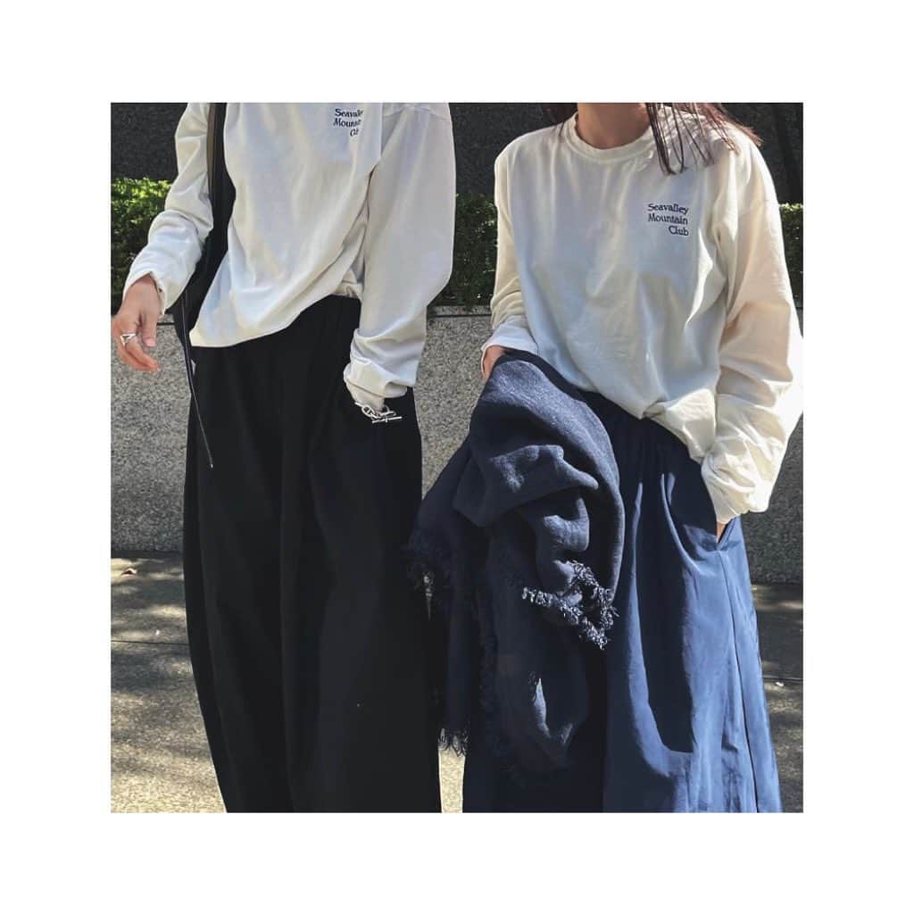 JUNNAのインスタグラム：「本日の打合せ  嘘でしょ...🤣  向かいから同じtopsの @sonekana 登場。  "Seavalley Mountain Club"のメンバーの一員として記念に🤳撮ろうとするも強風過ぎてろくな写真も撮れず🌬️...ボロボロな我ら。  お気に入りのかぶりロンTeeは @rie_sea 手がける @sea_japan のもの。遊び心溢れるSEAのロンTは大きなサイズもあるので夫と兼用できたり♡ドライタッチで程よい肉感。ロンTの刺繍糸の🪡🧵ネイビーに合わせてネイビーのリネンストールとネイビーのバルーンスカート  🧵4月15日〜17日の期間/代官山でPOP UP STOREが開催されるそう。このロンTも先行発売される⛰  tops/ @sea_japan  skirt/ @sea_japan  stall/ @asaucemeler  sneaker/ @celine  bag/ @maisontherow  outer/ @etretokyo   #seajapan  #only」