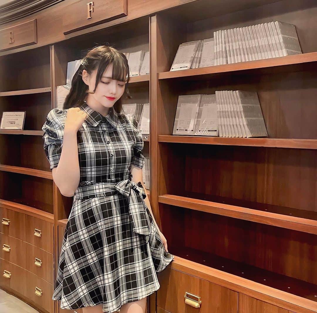 evelyn.coordinateのインスタグラム：「. ⋱⋰ ⋱⋰𝐑𝐞𝐜𝐨𝐦𝐦𝐞𝐧𝐝𝐞𝐝 ⋱⋰ ⋱⋰ . #チェックリボンop  ...¥9.800  大人なチェック柄をベースに ウエストマークにもできるリボンがセットのワンピースが登場♡！ こちらのリボンは襟に巻いてタイとしても使って頂けます🫧🤍 . . .  #evelyn #エブリン #春コーデ #ファッション #コーディネート #今日のコーデ  #フェミニンコーデ #フェミニンファッション#大人ガーリー  #上品コーデ#ファッション #大人可愛いコーデ #大人可愛い#cordinate#ガーリーコーデ #ガーリーファッション#フレンチガーリー #フレンチガーリーコーデ」