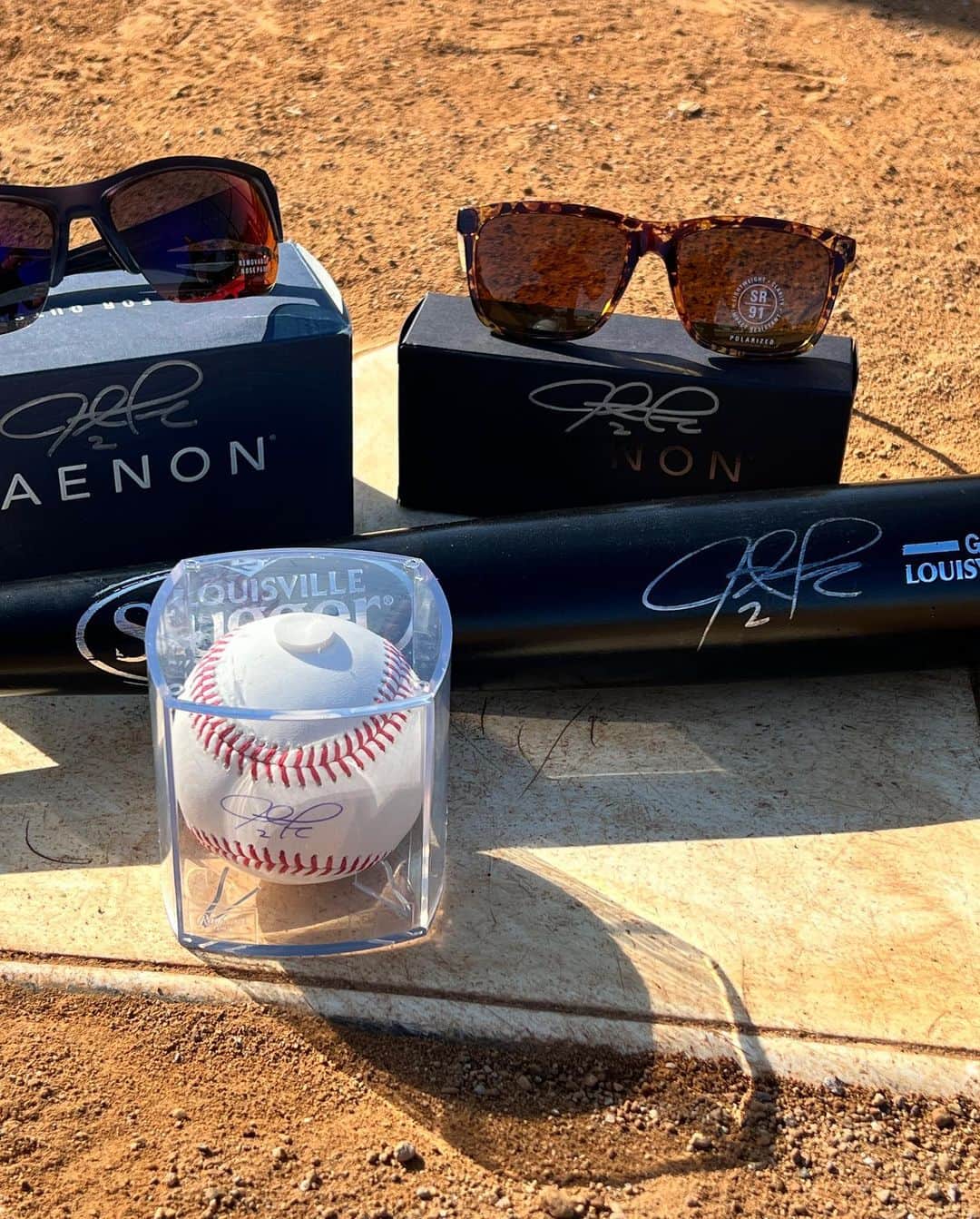 ジャスティン・ターナーさんのインスタグラム写真 - (ジャスティン・ターナーInstagram)「🎉GIVEAWAY ALERT 🎉  I’ve teamed up with my friends at @kaenon for an amazing giveaway!   One lucky winner will receive a signed baseball from me, a signed bat and 2 pairs of Kaenon sunglasses😎. #kaenon #clearlybetter  TO ENTER:  1️⃣ Like this post  2️⃣ Click the link in my bio to sign up  The winner will be chosen at random and announced on May 1, 2023. Don’t miss out on this amazing opportunity to win some awesome prizes. Good luck!」4月10日 22時40分 - redturn2