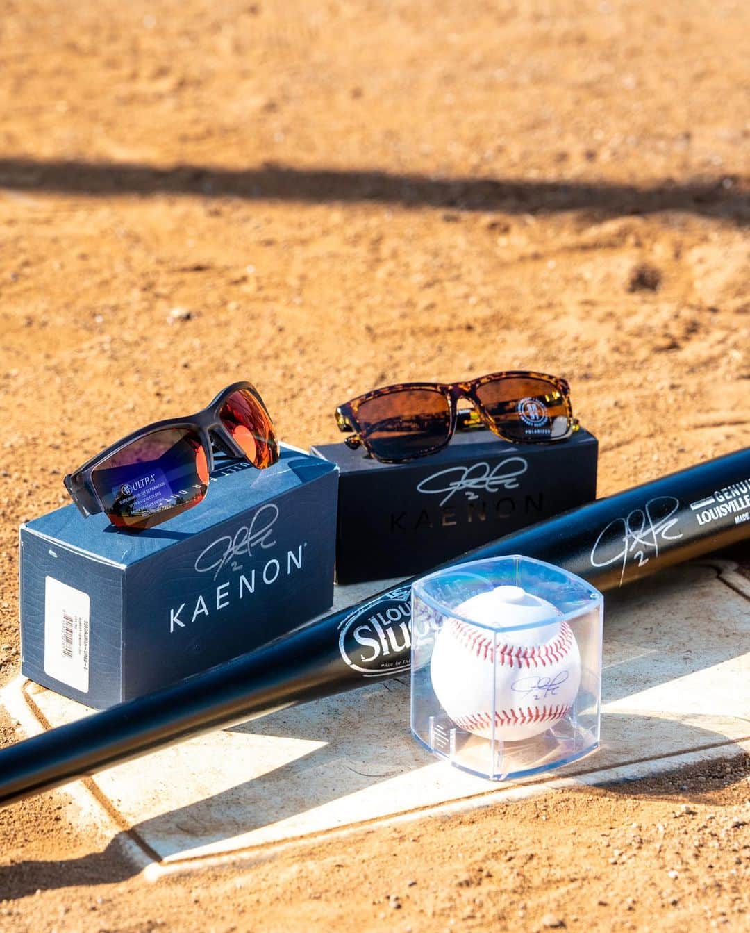 ジャスティン・ターナーさんのインスタグラム写真 - (ジャスティン・ターナーInstagram)「🎉GIVEAWAY ALERT 🎉  I’ve teamed up with my friends at @kaenon for an amazing giveaway!   One lucky winner will receive a signed baseball from me, a signed bat and 2 pairs of Kaenon sunglasses😎. #kaenon #clearlybetter  TO ENTER:  1️⃣ Like this post  2️⃣ Click the link in my bio to sign up  The winner will be chosen at random and announced on May 1, 2023. Don’t miss out on this amazing opportunity to win some awesome prizes. Good luck!」4月10日 22時40分 - redturn2