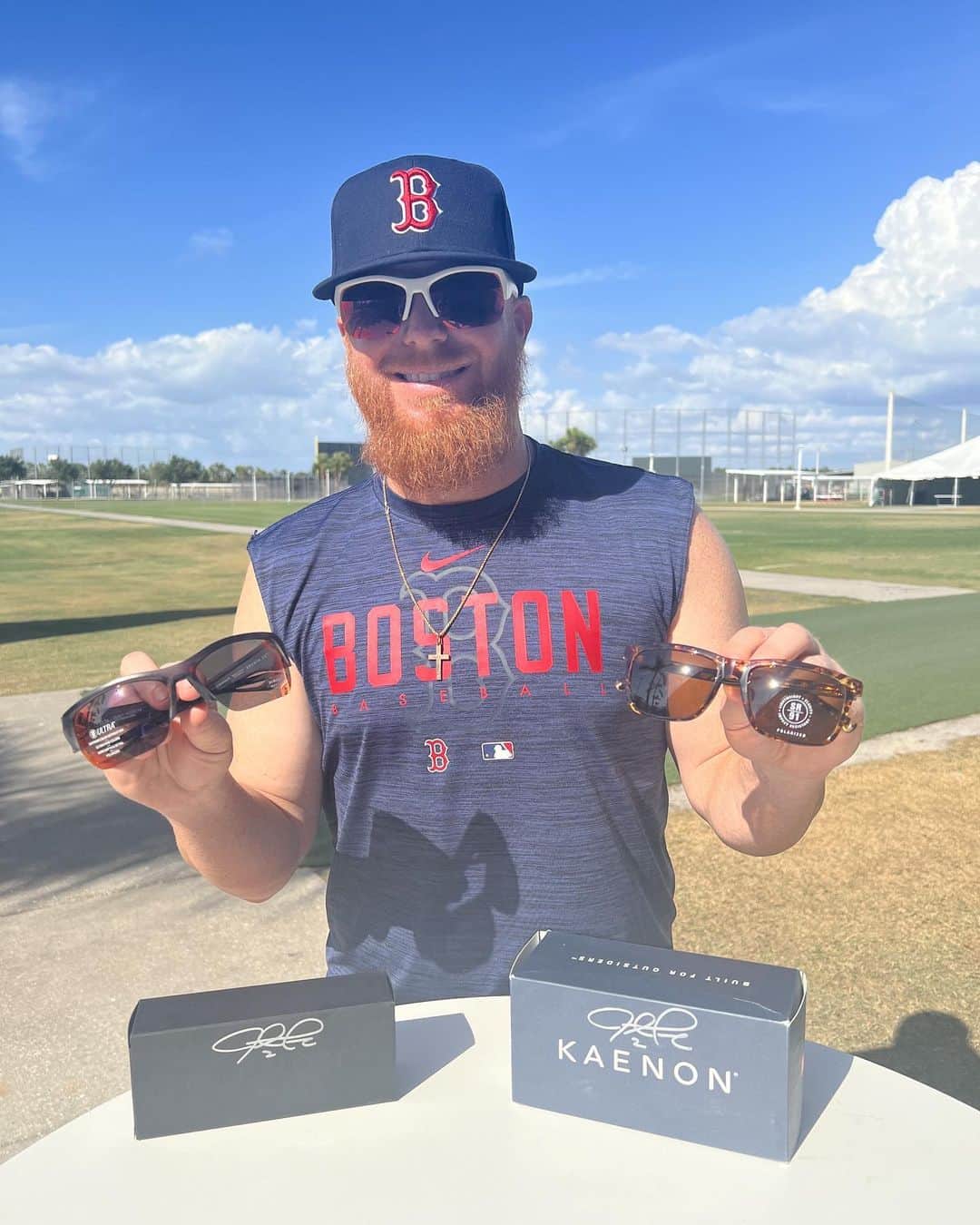 ジャスティン・ターナーのインスタグラム：「🎉GIVEAWAY ALERT 🎉  I’ve teamed up with my friends at @kaenon for an amazing giveaway!   One lucky winner will receive a signed baseball from me, a signed bat and 2 pairs of Kaenon sunglasses😎. #kaenon #clearlybetter  TO ENTER:  1️⃣ Like this post  2️⃣ Click the link in my bio to sign up  The winner will be chosen at random and announced on May 1, 2023. Don’t miss out on this amazing opportunity to win some awesome prizes. Good luck!」