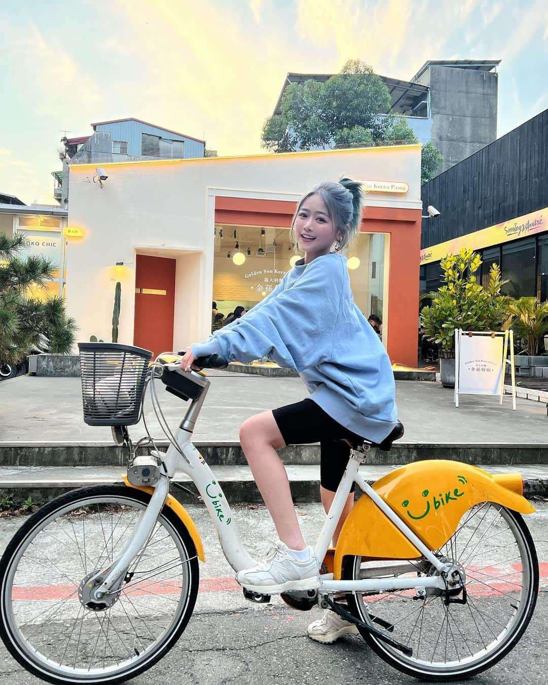 徐薇涵（Wei Han Xu）のインスタグラム：「人生解鎖🔓 騎了五小時的單車🚴🏻 還獲得未修圖就這麼美的天空 還吃的很飽🥰超充實的一天」