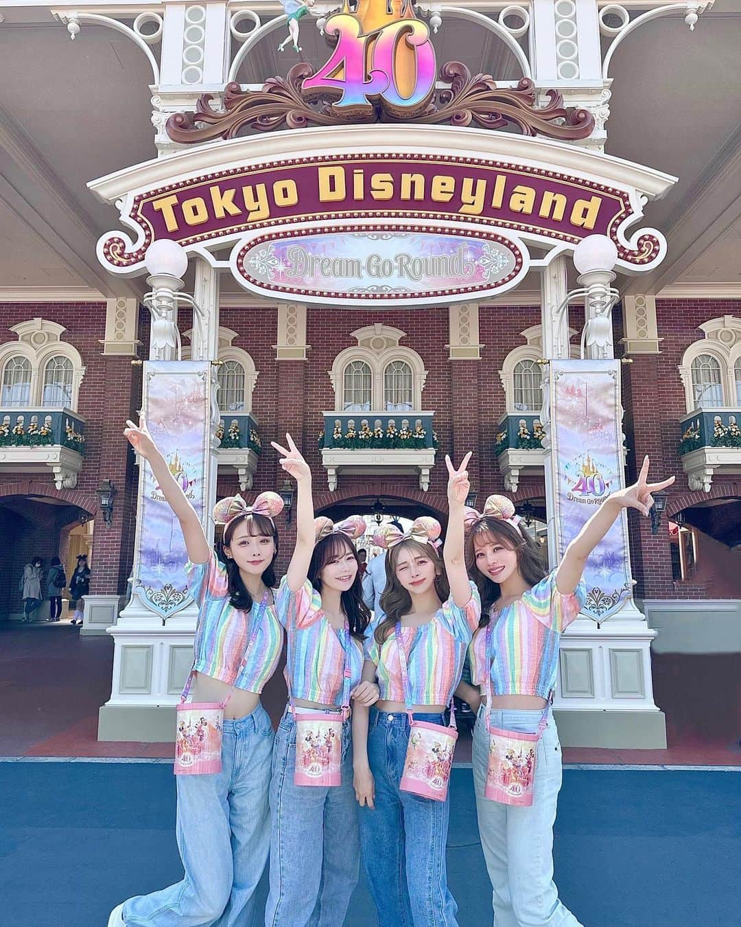 小沼瑞季さんのインスタグラム写真 - (小沼瑞季Instagram)「40 𝓓𝓻𝓮𝓪𝓶 𝓖𝓸 𝓡𝓸𝓾𝓷𝓭 🌈🩵💘 ⁡ ⁡ 今日からスタートの 東京ディズニーリゾート40周年💓💓💓 みんなでお揃いレインボー🏳️‍🌈 ⁡ アンバサダーホテルに前泊して ハッピーエントリーで15分前に入園🥰  ポカポカの晴天☀️ お目当てのグッズ全部買えたし カプセルトイもコンプしたし パレードも見れたし、、最高でした💘 ⁡ これからたくさんアップしていきます❣️ ⁡ ⁡ ⁡ #tokyodisneyland #disneyland #東京ディズニーランド #新作カチューシャ #ディズニーグッズ #ディズニーランド40周年 #ディズニーカチューシャ #ミニーバウンド #ミニーコーデ #シミラールック #お揃いコーデ #お揃いディズニー #みいきディズニー🏰💞」4月10日 22時34分 - mizukikonuma