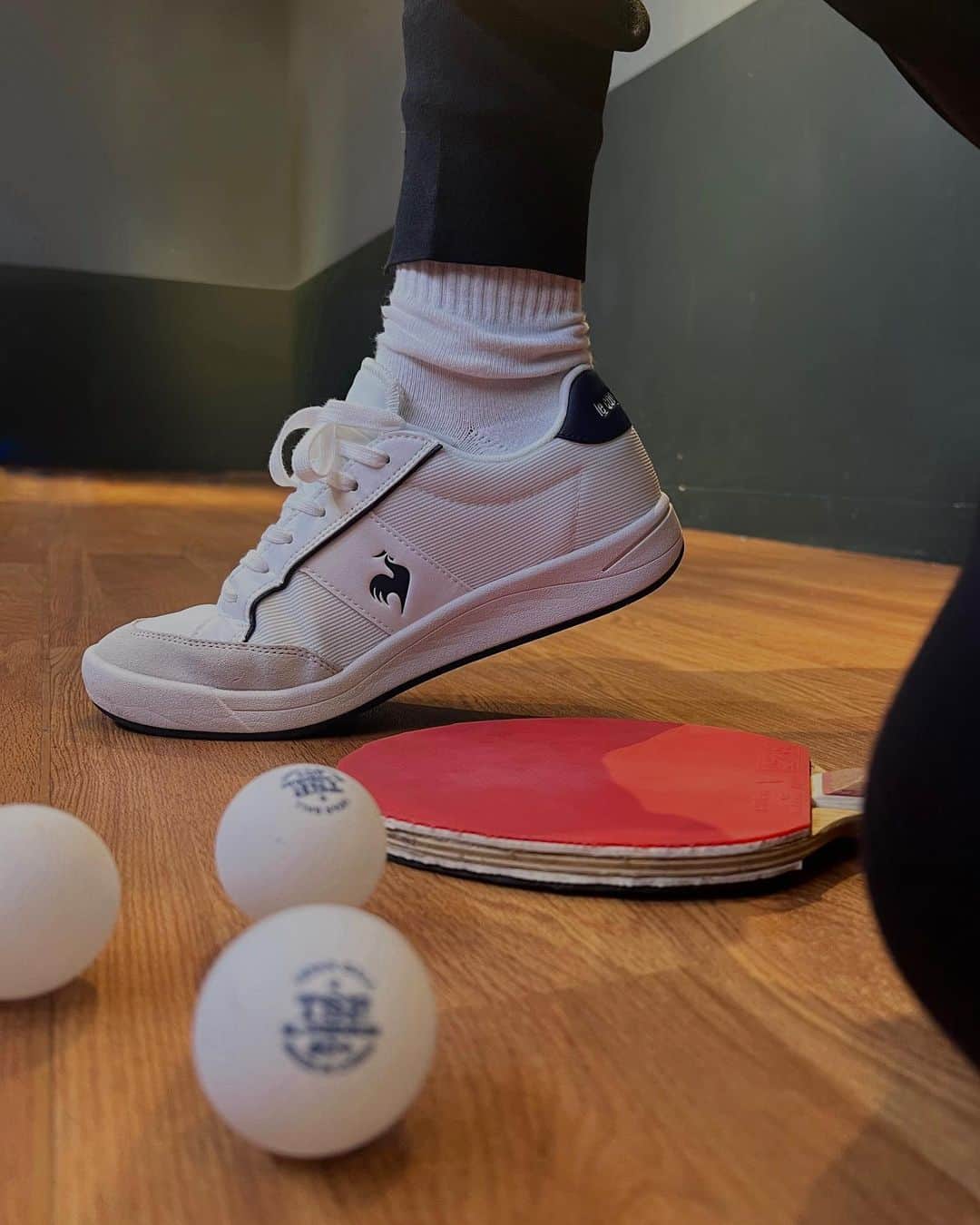 岩崎志保のインスタグラム：「le coq sportif CLUB vol.4🏓  あっという間に第4弾！最終回は卓球！ 相変わらずリアクションも動きもいちいち大きい私。笑  今回のルコックウェアもデザイン・機能性ともに最高で、特にボトムとニットベストは普段使いもしてる🤍  このコミュニティを通してみんなでいろんなスポーツに取り組めて本当に楽しかった🫶🏼またみんなで集まれますように💗  #leqocsportif #ルコックスポルティフ#ルコック #pr #tabletennis #tactive #卓球 @tactive01」