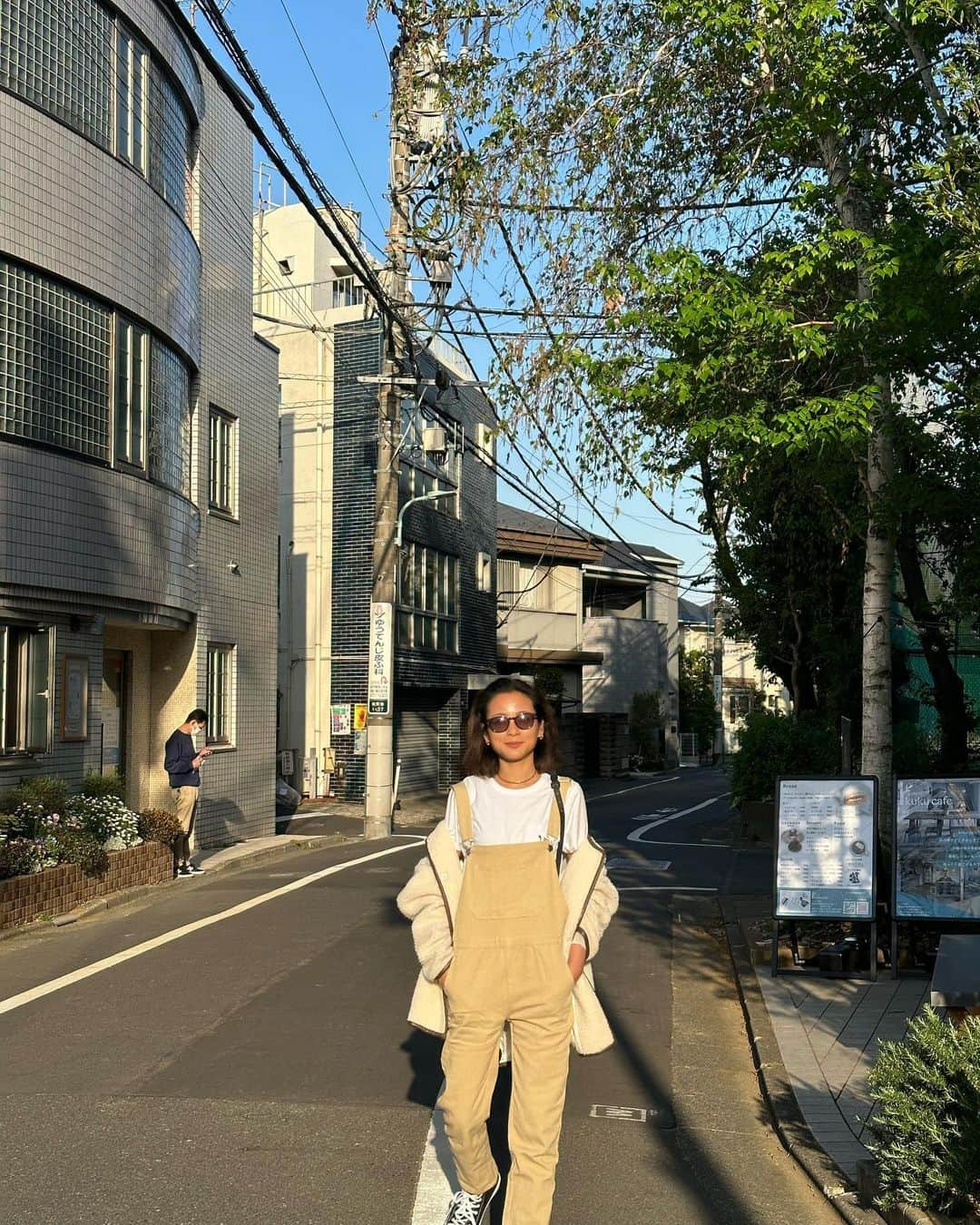 脇田恵子のインスタグラム：「ポカポカ陽気のお散歩日和🌞🌱✨ お天気良い日は明るい色が着たくなる🤍✨ おにぎり美味かった😋🍙。  サロペット @hinnacottage_official  Tシャツ @maisonkitsune  スニーカー @converse_jp」