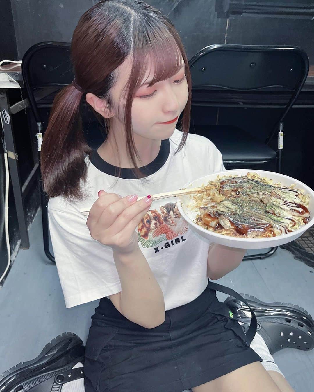 ちはるのインスタグラム：「.  大阪でお好み焼き食べれてるんるん♪ ラクな厚底クロックスを手に入れたので今年の夏はこれで生きる〜　  #エックスガール #xgirl #xgirlus #クロックス #crocs #大阪 #大阪グルメ #お好み焼き」