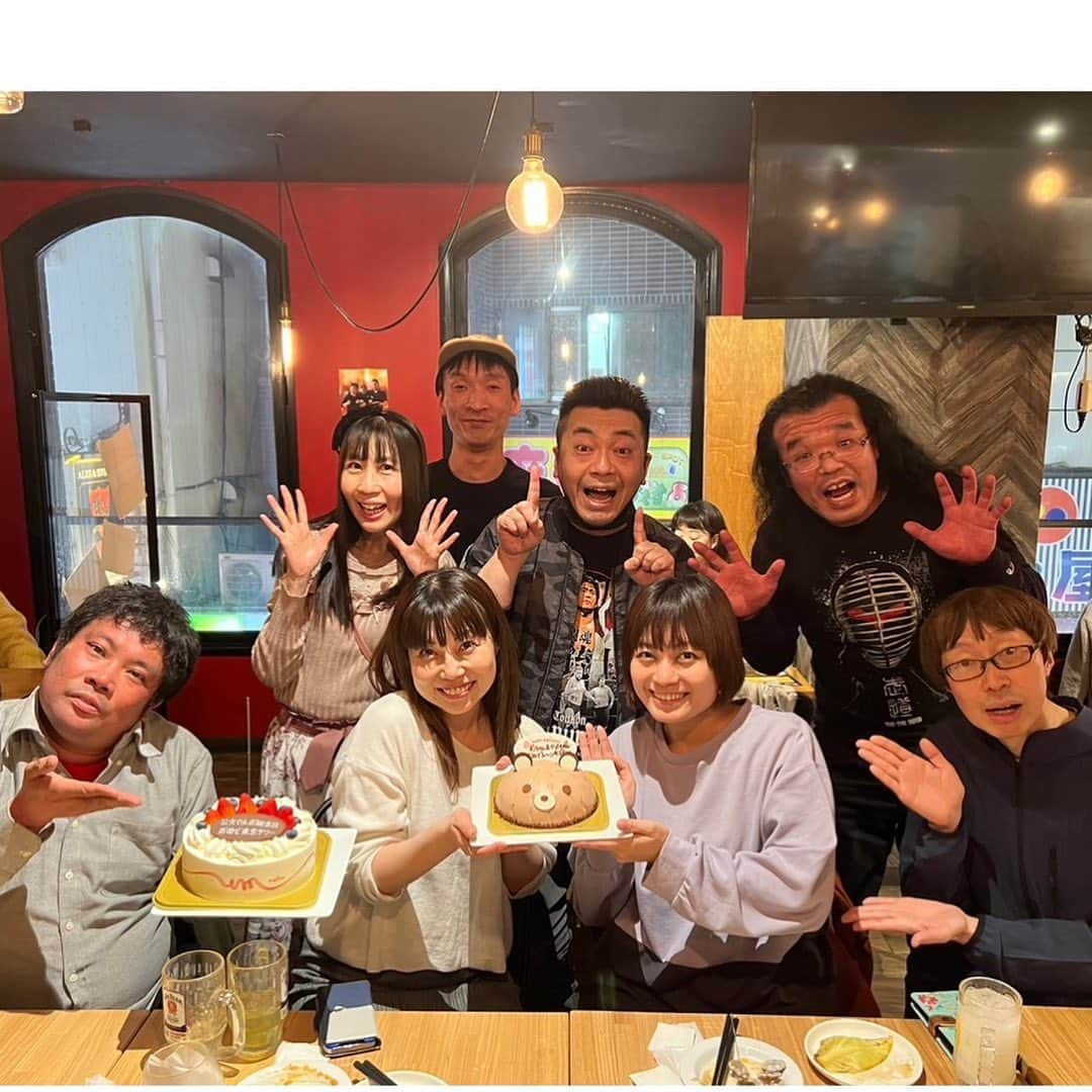 前田友理香さんのインスタグラム写真 - (前田友理香Instagram)「お誕生日の当日にお祝いしてもらいましたぁ😭！  メンバーはこちら💁‍♀️  🌸内弁士ごくうさん 🌸しんじさん 🌸おかっぺさん 🌸バンジージャンプのお二人  🌸メグちゃんさん 🌸桜花ちゃん 🌸小出あかりちゃん  お店は、ジョーさんのお店 「金のバル　サルヴァ」さんです👏  ココ！めちゃくちゃ美味しいですっ🥰 幸せぇ⤴️⤴️⤴️  メグちゃんファミリーって健全なはずなんだけど、今までの飲み会を思い出したら凄まじかったです🤫  あはは🤣💦💦  コロナのばかタレ！  また、みんなでワイワイできて嬉しいなぁ💖💖💖  プレゼント🎁も沢山ありがとうございます！ 大事に使わせて頂きます⭐️  なぁちゃんが上に乗っちゃってごめんなさい🙇‍♀️  #お誕生日 #お誕生日会 #ハッピーバースデー #happybirthdaytome #無加工 #0407」4月10日 22時42分 - yurikamaeda