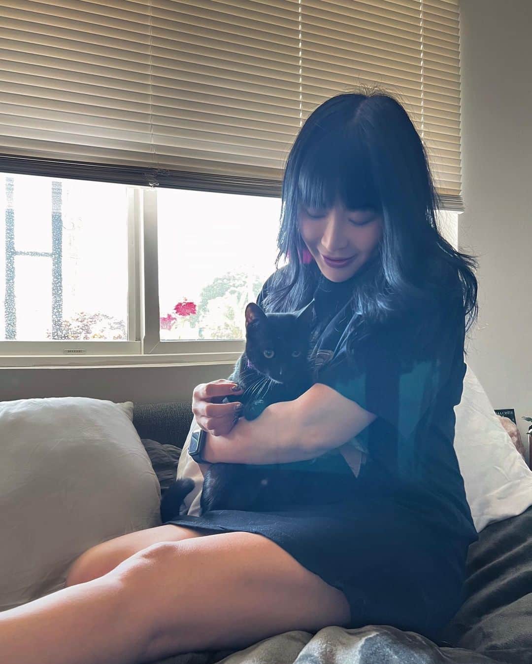 KanaKatanaさんのインスタグラム写真 - (KanaKatanaInstagram)「with the help of my dear friend @yogi_fox (hit her up if you're interested to adopt) who is finding countless cats happy forever home, we met this adorable black cat 🐈‍⬛ her current name Japanese foster parents gave is Kuromame (black bean) we are trying to learn her personality and see what fits, suggestions welcome to send my way 💌 still on trial day 2/10, but we’re obsessed. My queen b Muzik gotta say yes but I’m convinced they would do just fine and our original intention of giving Muzik a companion seems possible. She’s a playful and gentle 7month old, follows me everywhere now 😻 hope to find them in the same spot napping together one day soon.  #adoptdontshop #catmom #furbabies #momletsrecordthat #studiocat」4月10日 22時43分 - kanahishiya