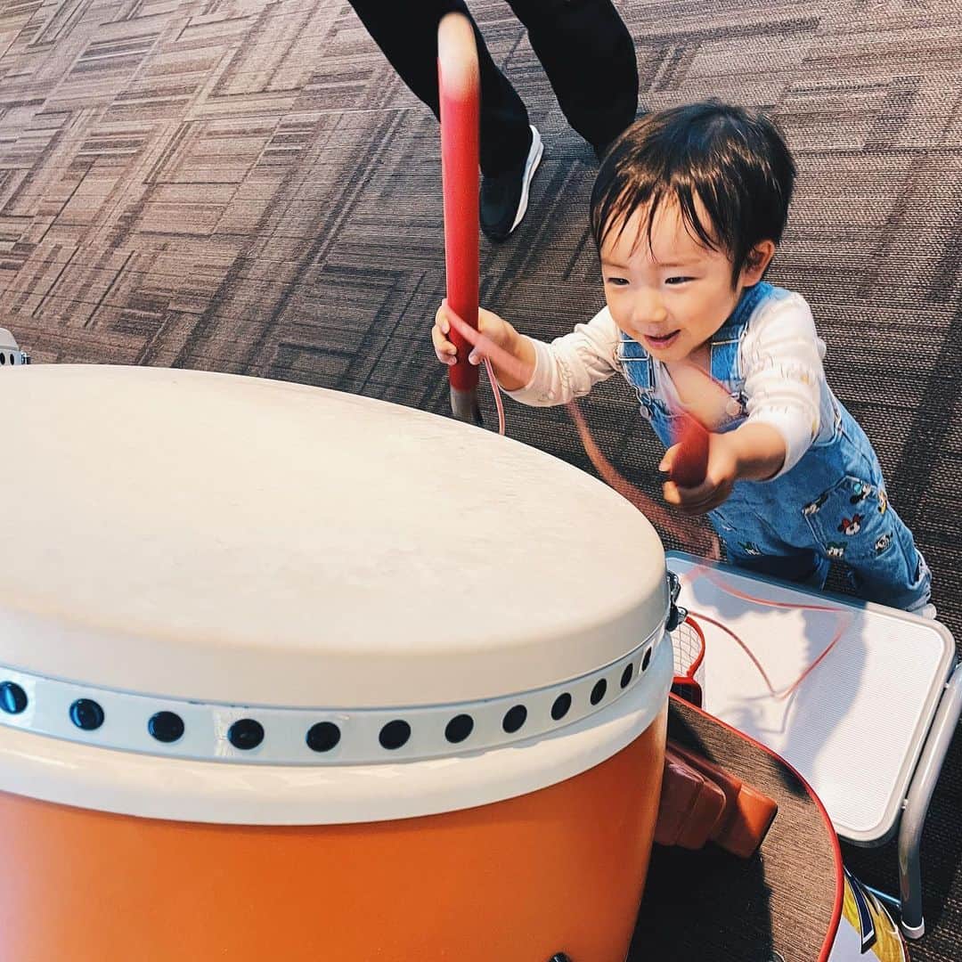 さえりのインスタグラム：「来月で2歳！はやすぎる。 お子太郎はすくすく成長して、最近は喋る喋る喋る。「ママ、マシュク！(ママ、マスクしてるね)」「サクラ　ココ　イッパーイ🌸」「ブーブー　ｲｯﾁｬｯﾀ…」「ﾂｰﾀｰﾝ(月ちゃん) ｵﾊﾖｰ！　ﾂｰﾀｰﾝ ｵｲﾃﾞｪ！　パパ！ココ　ダメ！アッチ！」という具合。  難しい質問もよく理解していて「この前さ、ケーキ食べたじゃん？なんでケーキ食べたんだっけ？」と聞くと「ﾊｯﾋﾟﾊﾞｰｽﾃﾞｰ！」と言い「誰のﾊｯﾋﾟﾊﾞｰｽﾃﾞｰ？」と聞くと「じいちゃん！」と答える👏「2個はダメだよ、一個だけにしようね」とか「どっちかひとつにしてね」とか「これ食べてからこっちね。じゅんばんだよ」とか、何もかもがわかるようになって、とっても楽しい。確かにイヤイヤ期に入って、なんでもイヤッ！とは言うんだけど「じゃあどうしたいの？」と聞くと大体答えてくれるので、それを少しだけでも叶えてあげるとケロリと気分を切り替えたりする。叶えられない時はその理由をちゃんと伝える。  効果があるのか、意味があるのかはわからないけど、とりあえず、なんでも、ちゃんと説明するようにしているし、「言ってみて」って促すようにしてる。 月ちゃんにも同じように、なんでも伝える。「今日は雨だから、お散歩行けないんだよ」とか「少しだけお留守にしててね。でもすぐ帰ってくるよ」とか。ちゃんと伝える。そしたら、心が安心するのか、やさしい顔をしてくれる。お子太郎も、月ちゃんも。とか言って。この先お子太郎がイヤイヤ期のピークを迎えたら、どうなるかわからないんだけど😂👏いまはまだ、イヤイヤ期序章…かな？  生まれてから毎日、ますます可愛くなって困る、と思い続けて、まもなく2年か。あっという間にママ2年目かあ。はやすぎるな。だいすき。だいすき。」