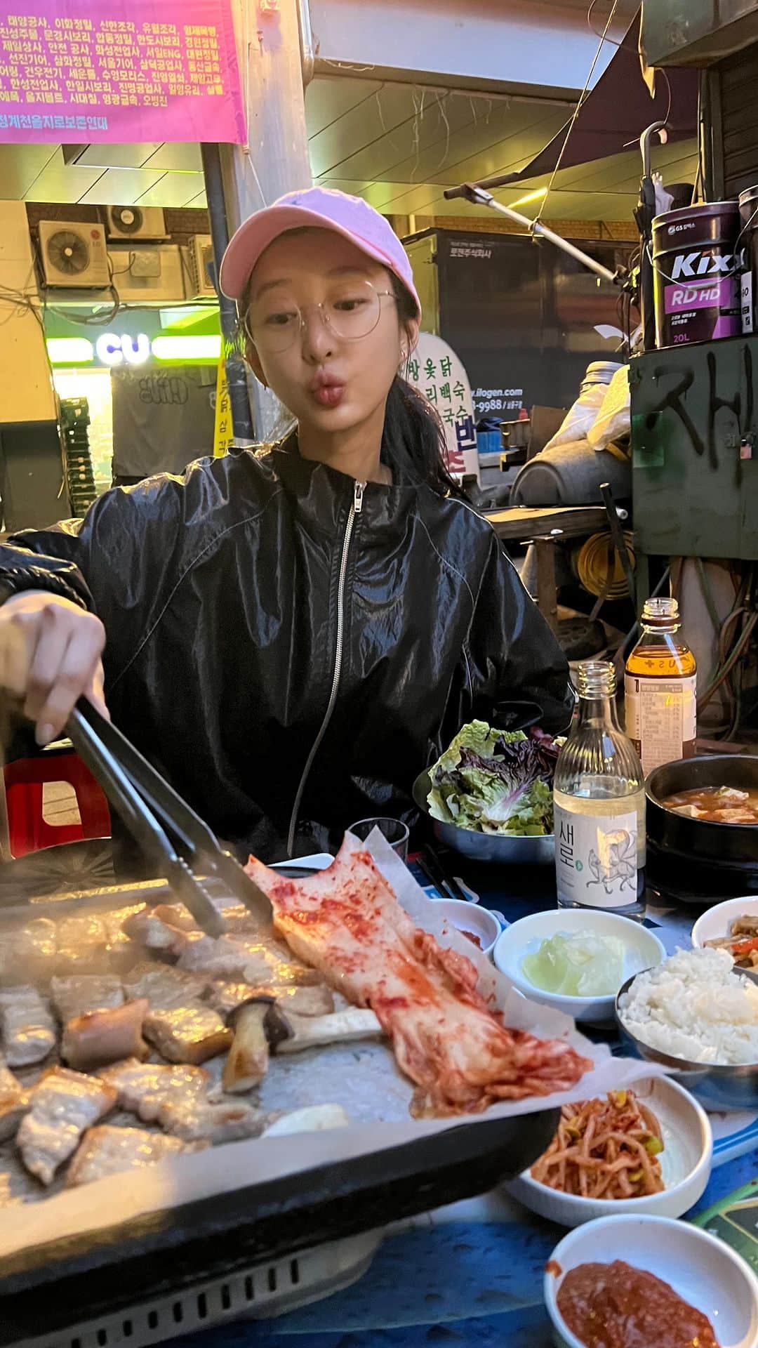 ヘリンのインスタグラム：「야장의 계절이 돌아왔습니다 🤟 #향촌식당 추워도 포기못하겠다 야장은 …휴 🥹 화장실이 건물안에 있는곳이라니:) 좋다 #내안에아재있다 #쩝쩝박사린정 #쩝쩝박사」