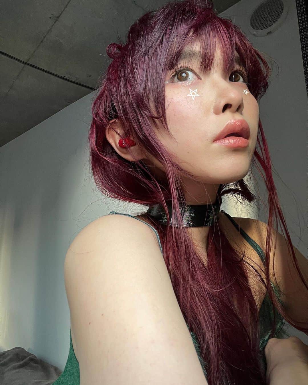 なつかのインスタグラム：「🧚🏻‍♂️  eye shadow eye line lip glitter  all by @didion_beauty   choker by @_c_a_o_s_official」