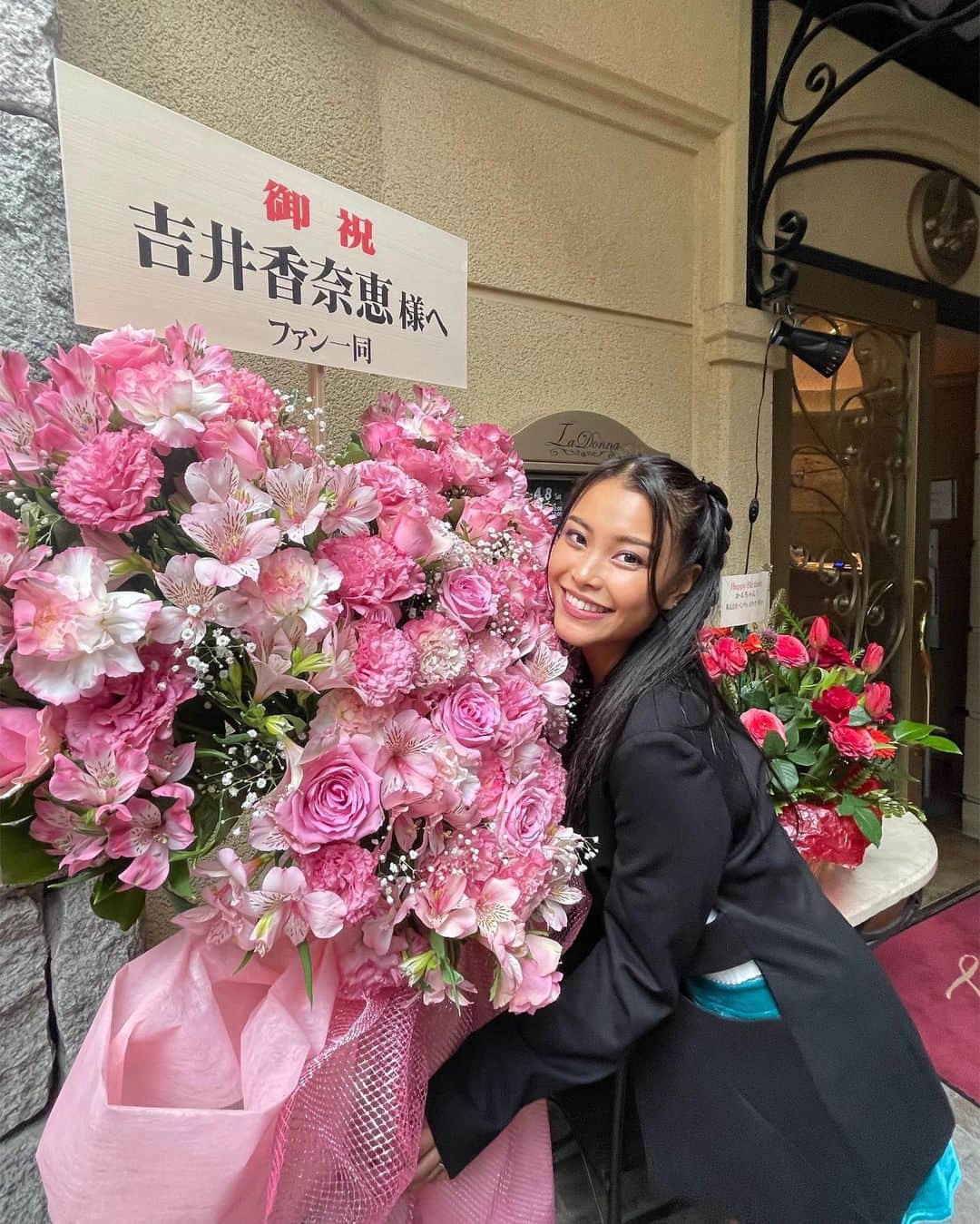 吉井香奈恵さんのインスタグラム写真 - (吉井香奈恵Instagram)「ピンクの薔薇でハートのスタンドフラワー💖💖  可愛過ぎたよぉ🥹💖💓💜💕💖✨  素敵なサプライズプレゼントをありがとう🥹🌹」4月10日 22時54分 - yoshiikanae