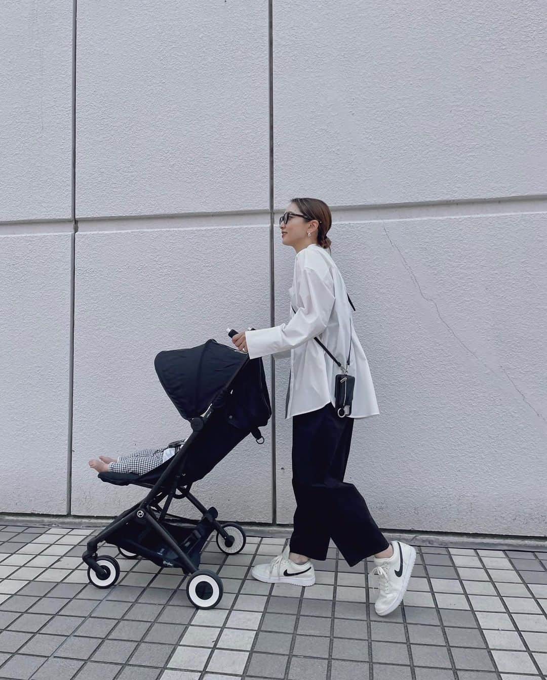 かんだまのインスタグラム：「早いことでちびだま生後7ヶ月👶離乳食もバクバク食べてぷくぷくしてきて、ズリバイも覚えて一気に育児レベルが上がった3月。  4月からは保育園も始まったので、持ち運びやすいB型ベビーカーを追加で。今回もサイベックスの🙆‍♀️  ウルトラコンパクトだから持ち運びしやすいし、適度な重量感で安定した走り。選んで大正解◎ ワンプルハーネスってのでしっかり固定されるから安心ね☺️  ちなみに、子どもとお出かけの日はラフな白黒服が多いけど、こんな感じでトータルコーデ🫶  ベビーグッズは使いやすさと私のテンションがあがるものを基準に選んでおります🫡笑  #CYBEX_PR #CYBEX #サイベックス #サイベックスリベル」