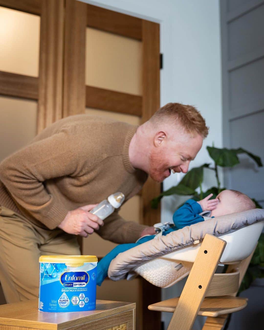 ジェシー・タイラー・ファーガソンのインスタグラム：「I know this may be a surprise to exactly none of you, but breastfeeding doesn’t work for @justinmikita and me. #ad Fortunately, when it came to choosing a formula for Sully, @enfamil’s Enspire Optimum rose to the top — it contains important ingredients like lactoferrin that provide exceptional nutrition for our little one. 🍼❤️」