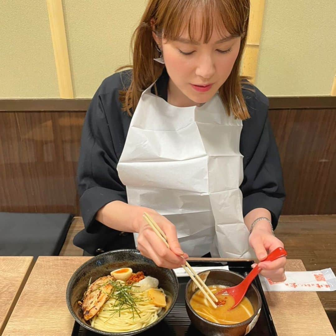 佐藤由季さんのインスタグラム写真 - (佐藤由季Instagram)「良いでしょ〜😋🍜✨ そんな羨ましがられる 今日のbayfmプレシャスレポートは #味噌つけ麺 #麺場 #田所商店 から 八田さんとANNAさん応援隊の皆さんと 生中継でした🎤  私も大好きな田所商店さんのラーメン🍜 先日もプライベートで並びました🤤 やはり、味噌は日本人の宝物。ですよね✨  今回は3/25にオープンしたばかりの 田所商店さんでは初の味噌つけ麺専門店💡 つけ麺だとお味噌の風味がダイレクトに 感じられるからこれまた良いんです🥰  #仙台辛味噌  コク深くて後味ピリッと引き締まる感じ 人気メニューなのも分かるなぁ〜 #伊勢味噌  濃ゆくてどっしりした感じ あおさの風味も最高〜 #江戸前味噌  まろやかでクリーミーな甘い感じ 特にお子さんや女性も好きだろうなぁ〜  麺もつけ麺用でもっちもちののどごしつるん 麺を食べ終わった後のスープ割りも 絶対にお願いして下さい‼︎ 出汁と合わさると…特上のお味噌汁のよう♡  という結果、恐らく、、、 約2食分🍜🍜＋ミニミニカレー🍛 美味しく完食😋ご馳走様でした🙏 由季団扇も作ってもらえるように（笑） これからも全国各地、そして世界にもある 田所商店さんへ通い続けたいと思います🍜  #bayfm  #アンナミラクル  #プレシャスレポート  #麺場田所商店  #つけ麺 も美味しいんだなぁ🍜 #味噌漬け炙りチャーシュー も大ファン😍 #食いしん坊  #フリーアナウンサー  #佐藤由季  #堂々と周りに飛ばしながら口いっぱい頬張っていましたとさ 😂🙏 #次はどこの店舗さんへ伺おうかな 〜🍜」4月10日 23時05分 - yukisato0710