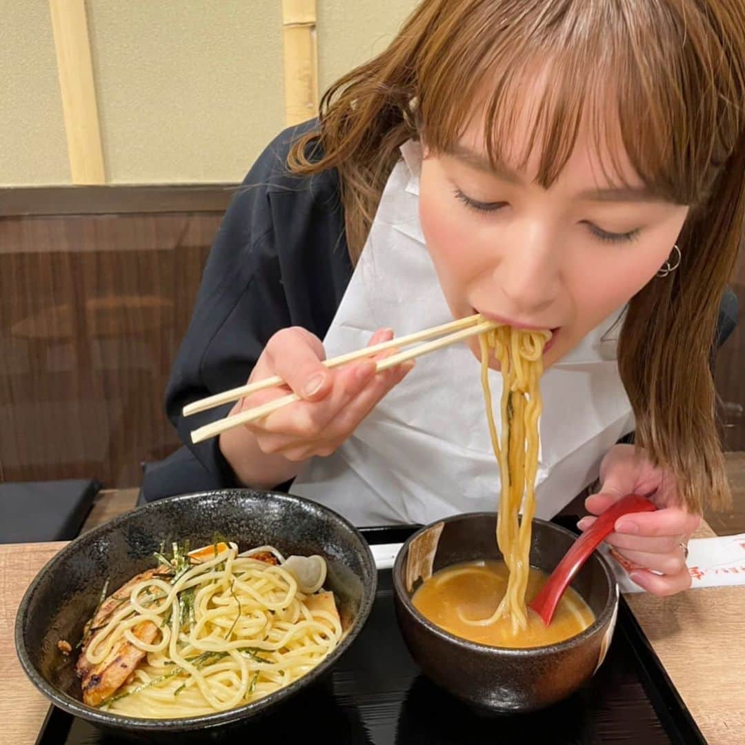 佐藤由季さんのインスタグラム写真 - (佐藤由季Instagram)「良いでしょ〜😋🍜✨ そんな羨ましがられる 今日のbayfmプレシャスレポートは #味噌つけ麺 #麺場 #田所商店 から 八田さんとANNAさん応援隊の皆さんと 生中継でした🎤  私も大好きな田所商店さんのラーメン🍜 先日もプライベートで並びました🤤 やはり、味噌は日本人の宝物。ですよね✨  今回は3/25にオープンしたばかりの 田所商店さんでは初の味噌つけ麺専門店💡 つけ麺だとお味噌の風味がダイレクトに 感じられるからこれまた良いんです🥰  #仙台辛味噌  コク深くて後味ピリッと引き締まる感じ 人気メニューなのも分かるなぁ〜 #伊勢味噌  濃ゆくてどっしりした感じ あおさの風味も最高〜 #江戸前味噌  まろやかでクリーミーな甘い感じ 特にお子さんや女性も好きだろうなぁ〜  麺もつけ麺用でもっちもちののどごしつるん 麺を食べ終わった後のスープ割りも 絶対にお願いして下さい‼︎ 出汁と合わさると…特上のお味噌汁のよう♡  という結果、恐らく、、、 約2食分🍜🍜＋ミニミニカレー🍛 美味しく完食😋ご馳走様でした🙏 由季団扇も作ってもらえるように（笑） これからも全国各地、そして世界にもある 田所商店さんへ通い続けたいと思います🍜  #bayfm  #アンナミラクル  #プレシャスレポート  #麺場田所商店  #つけ麺 も美味しいんだなぁ🍜 #味噌漬け炙りチャーシュー も大ファン😍 #食いしん坊  #フリーアナウンサー  #佐藤由季  #堂々と周りに飛ばしながら口いっぱい頬張っていましたとさ 😂🙏 #次はどこの店舗さんへ伺おうかな 〜🍜」4月10日 23時05分 - yukisato0710